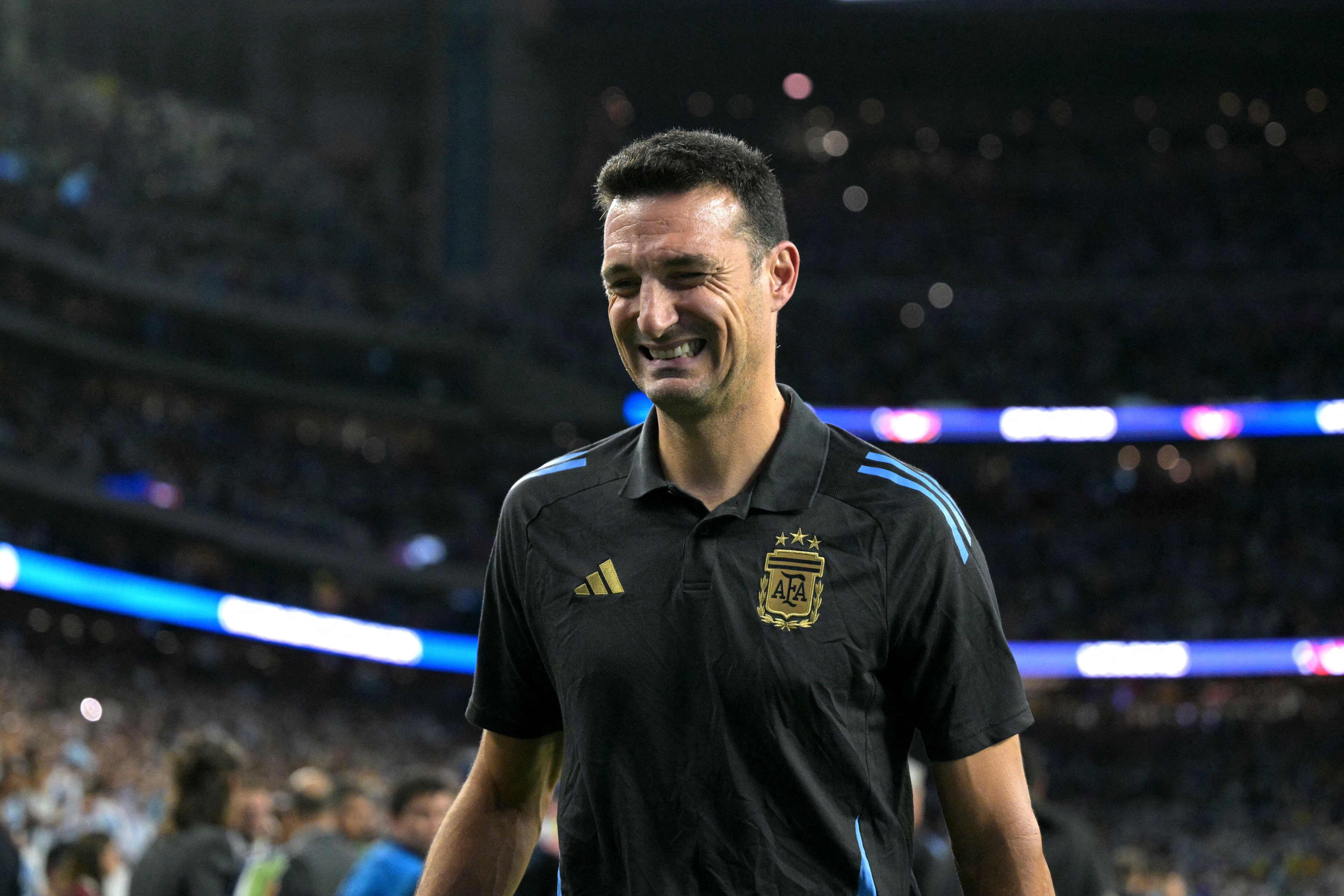 El beso en la boca no consentido que recibió el técnico de Argentina en media celebración