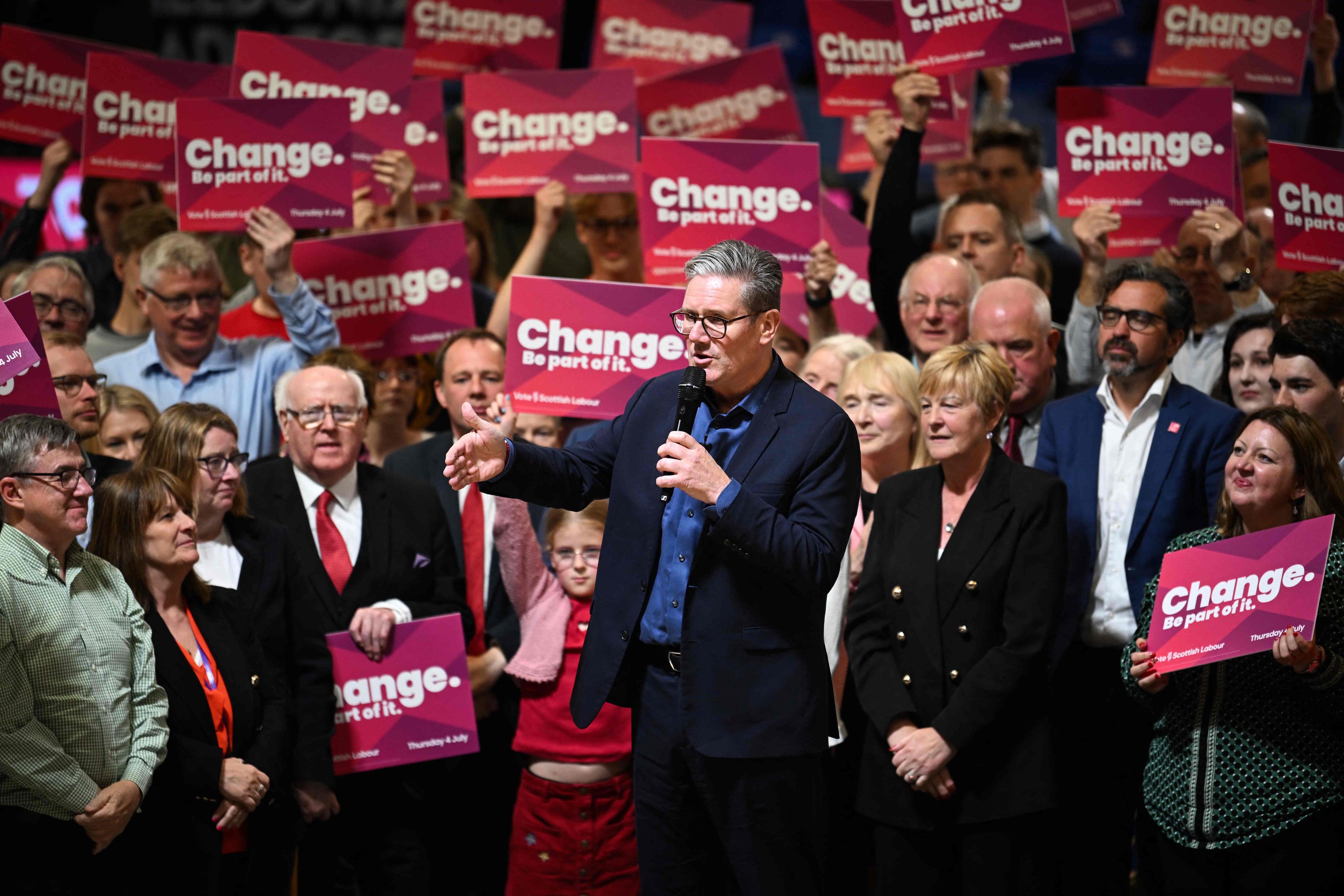 Laboristas liderados por Keir Starmer a punto de lograr mayoría absoluta en Reino Unido