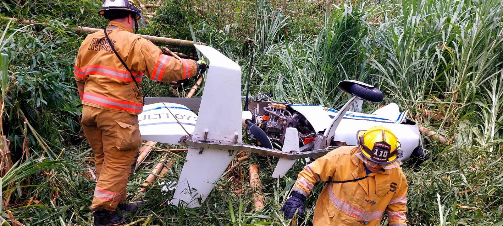 Un hombre de 71 años y una mujer de 53 años viajaban en una aeronave ultraligera. Fotografía: Bomberos de Costa Rica.