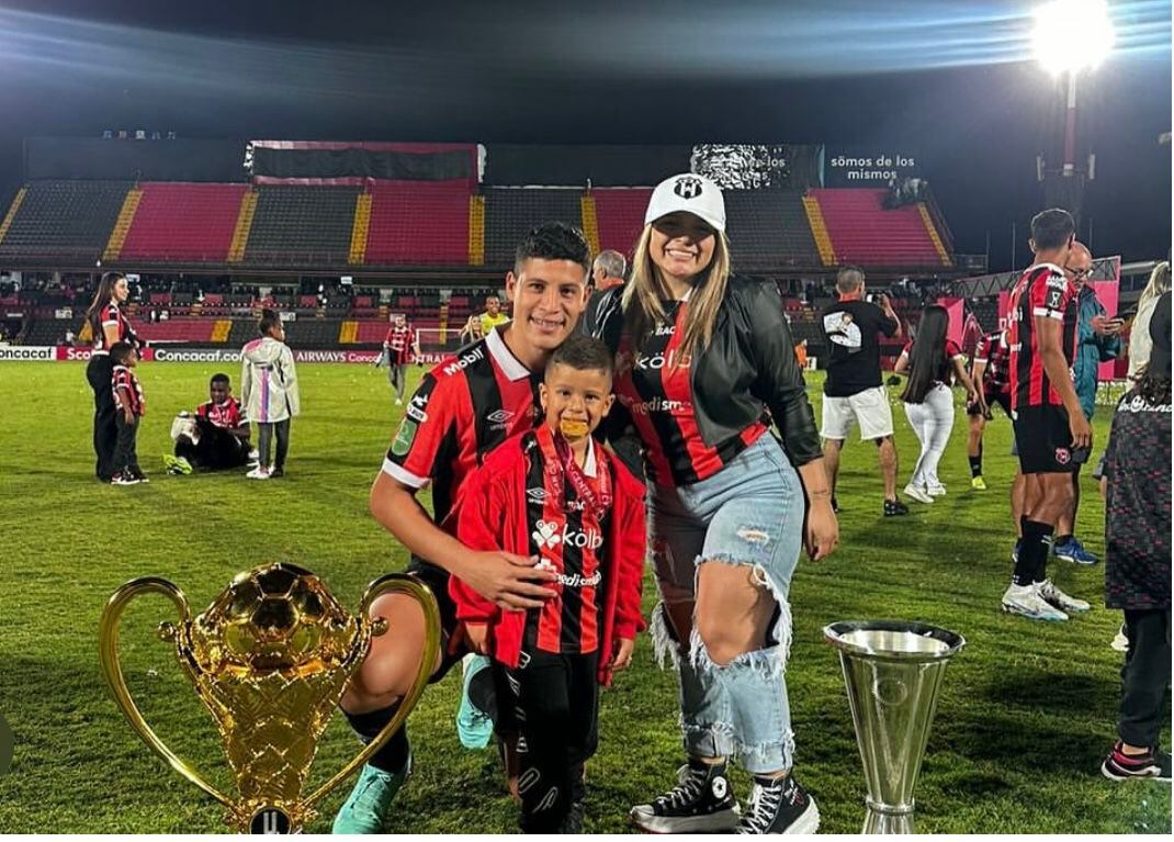 Gael siempre acude al estadio para ver a su papá, Alexis Gamboa, con Liga Deportiva Alajuelense.