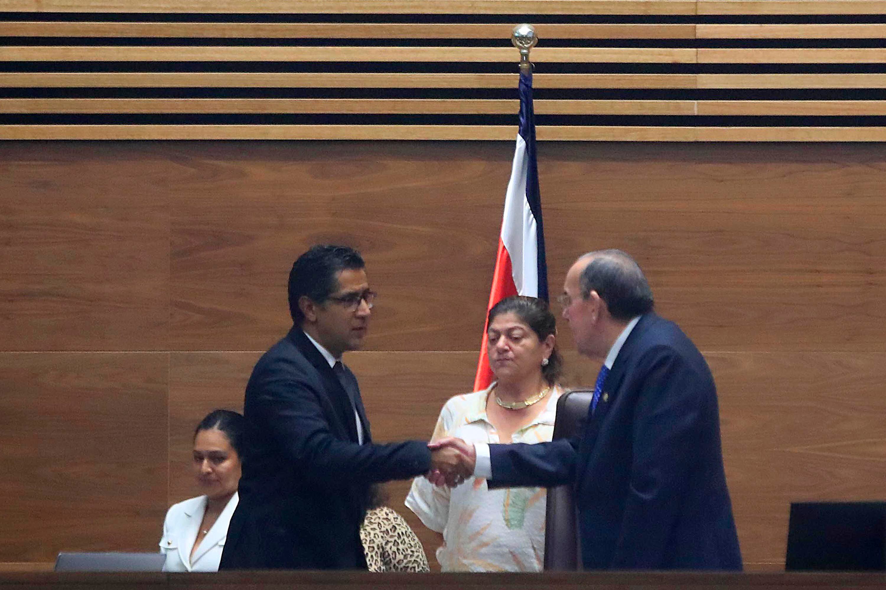 El ministro de Hacienda, Nogui Acosta, saludó al presidente de la Asamblea, Rodrigo Arias, antes de su interpelación de este miércoles, en el plenario del Congreso. 
