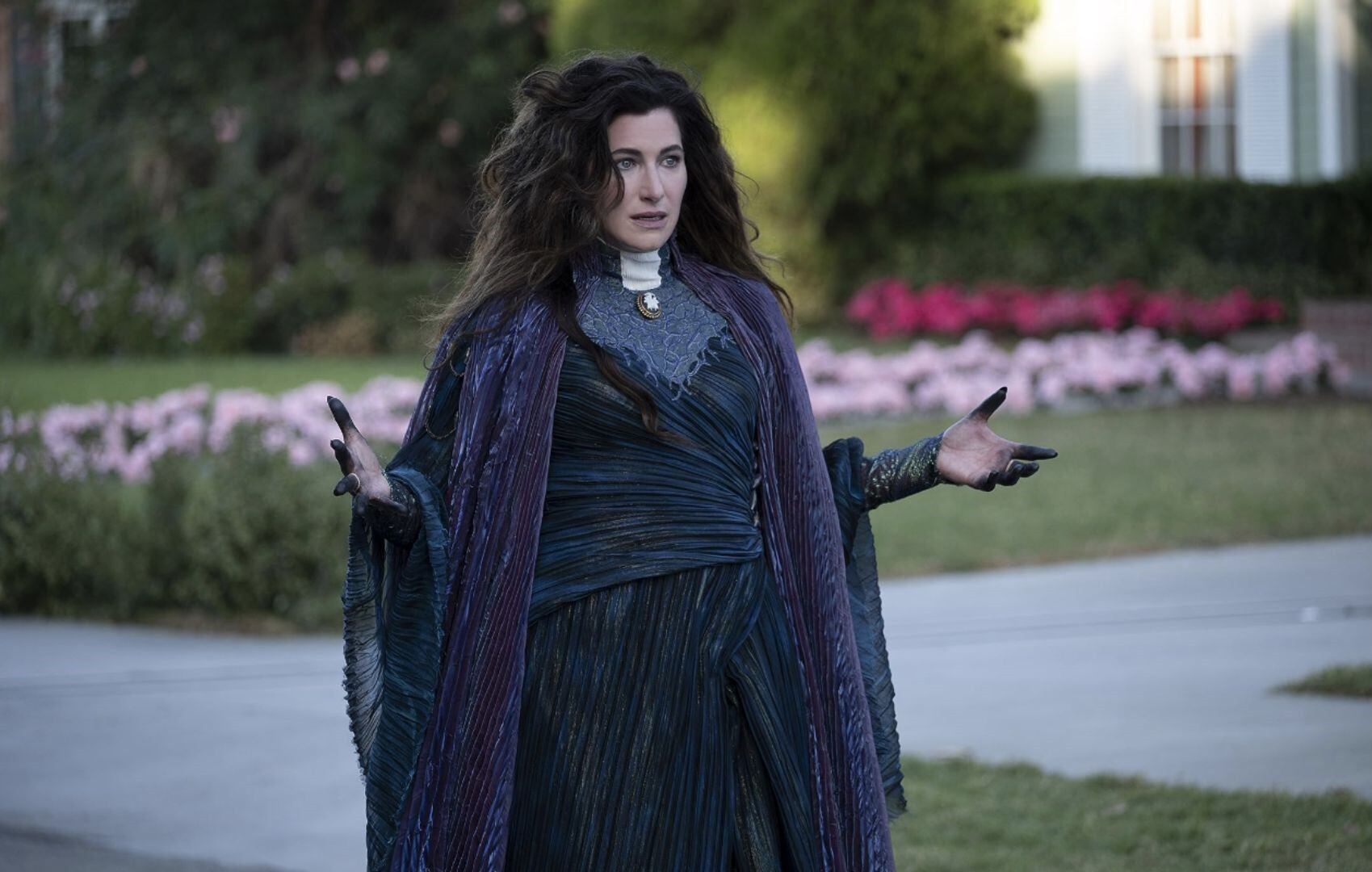 Kathryn Hahn será la protagonista de 'Agatha All Along', serie que sorprenderá a los fanáticos de Marvel por su tono tenebroso. En ella se definirá el destino de Wanda Maximoff.