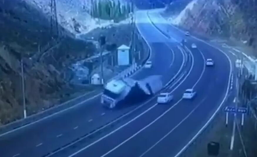 Un camión que transportaba pintura y barnices sufrió un catastrófico accidente en Uzbekistán.