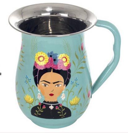 Hasta en tazas para el café se ve la popular imagen de Frida Kahlo. Foto: Archivo.