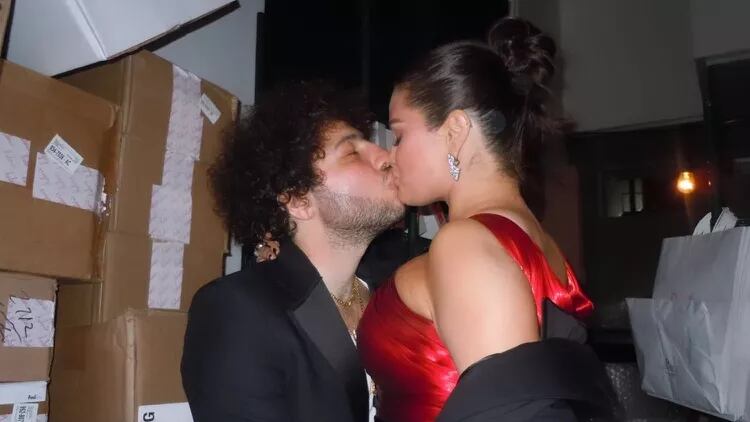 Selena Gomez compartió a través de las historias de su cuenta en Instagram la instantánea en la que comparte un beso con el músico Benny Blanco.