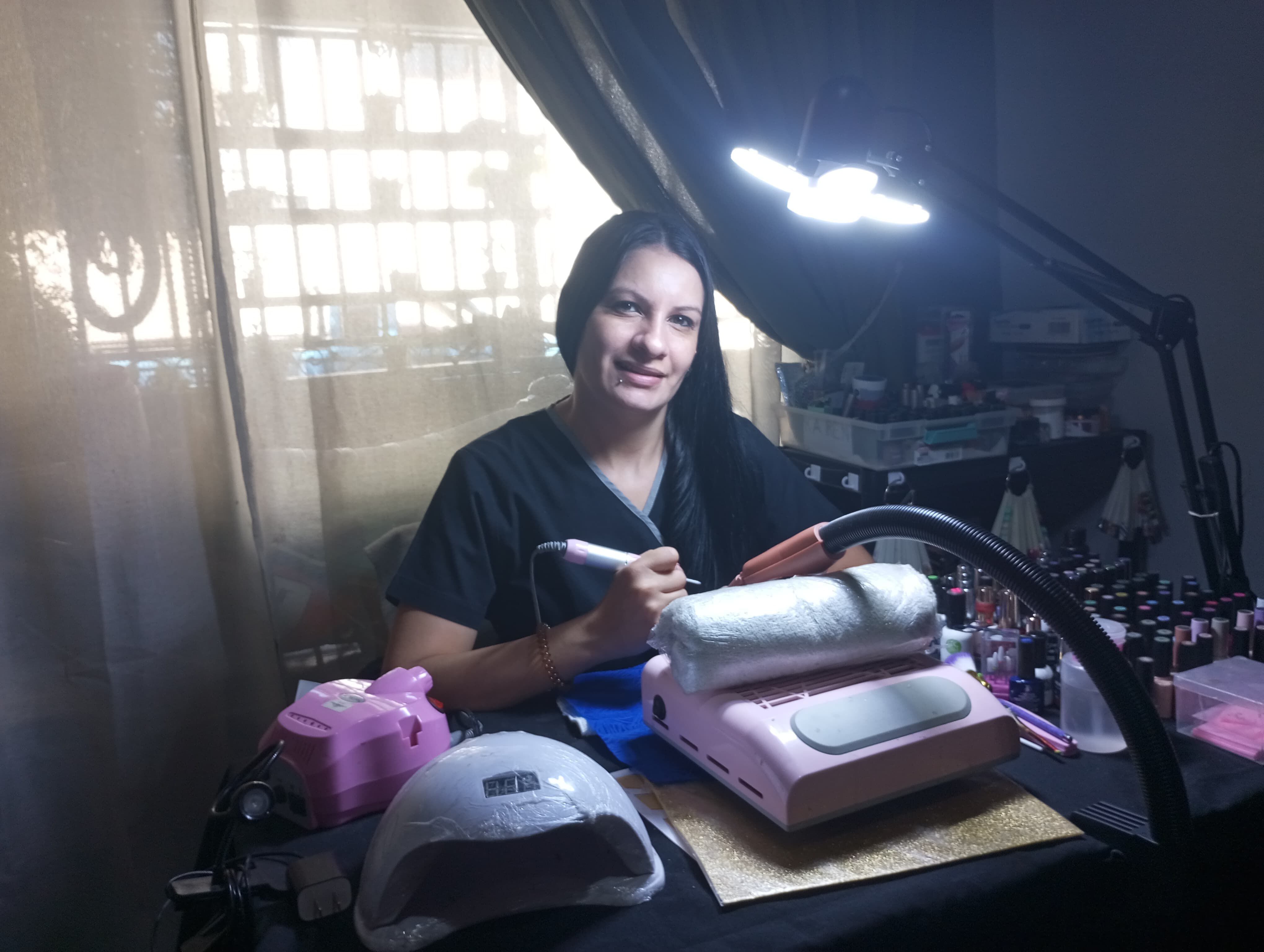 Karen Aguilar, de 34 años y vecina de Desamparados, se dedica a la manicura desde su hogar. Nunca ha solicitado un crédito para su microempresa, y señala que el equipo necesario lo ha ido comprando poco a poco, con ahorros.