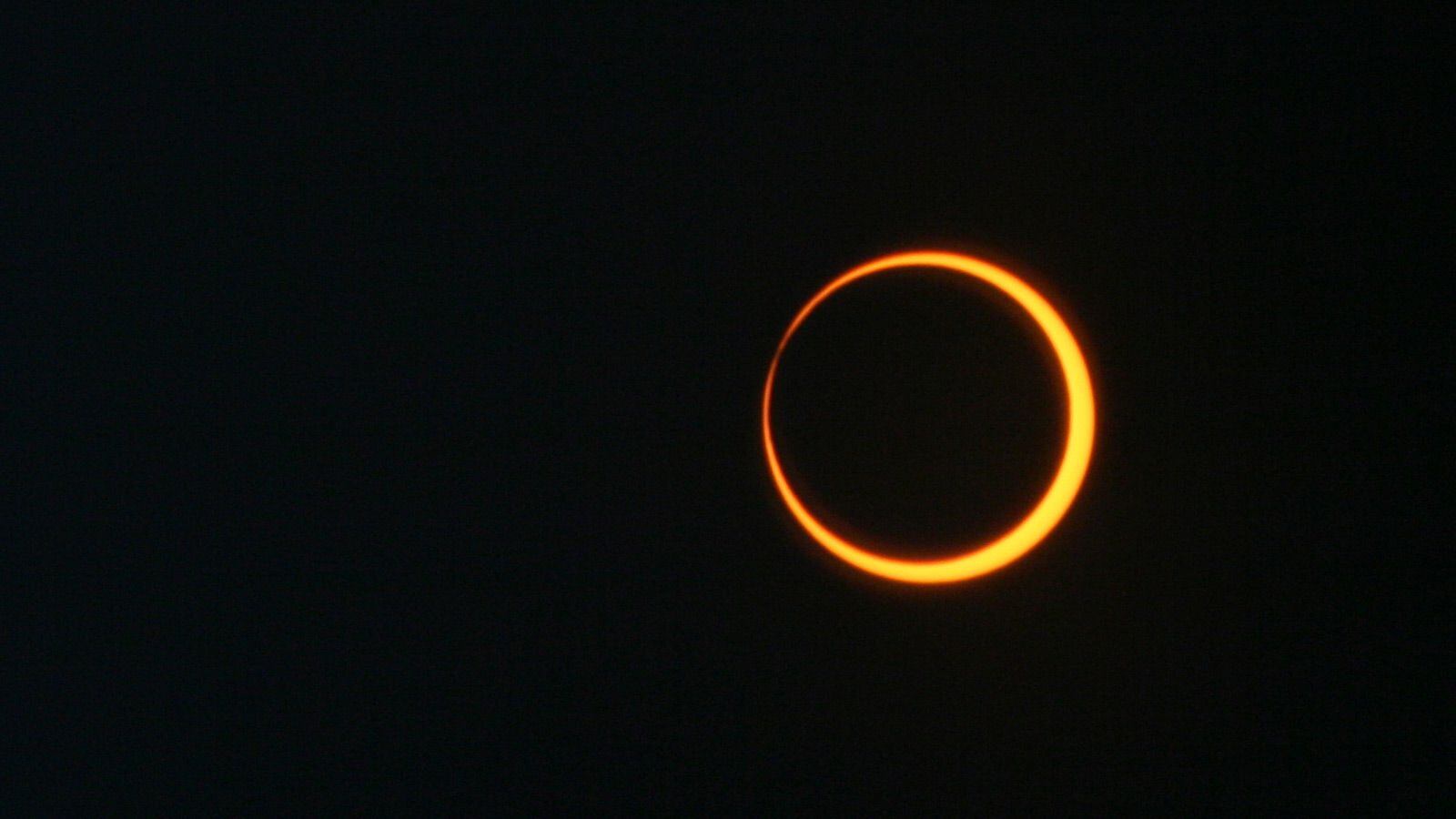 El eclipse anular solar sucede cuando la Luna se posiciona frente al Sol y no cubre por completo su superficie, por lo que se proyecta un disco oscuro encima de un disco más grande y luminoso. 