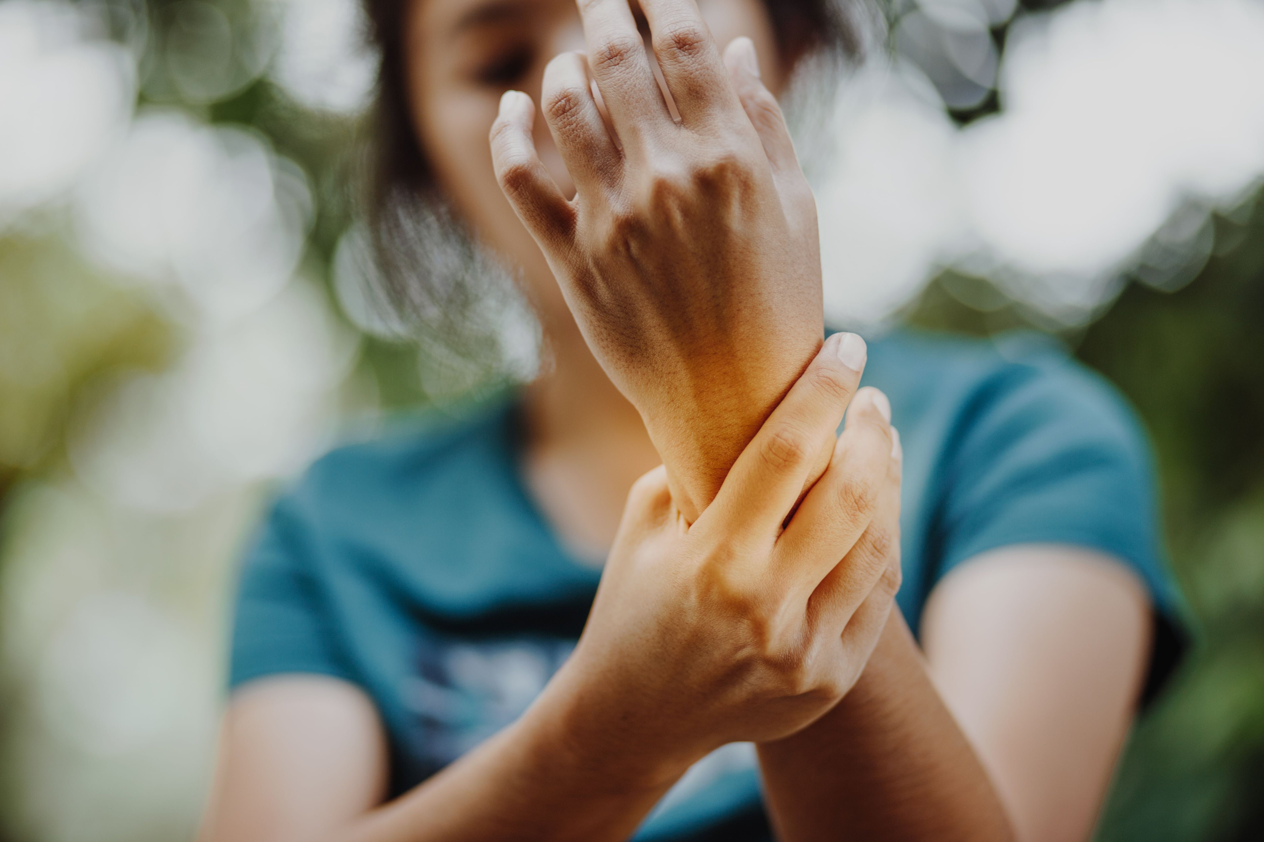 Los dolores crónicos se ven en aproximadamente 50.000 costarricenses, según la CCSS. Dolores en las muñecas por artritis son un ejemplo.

Fotografía: Shutterstock