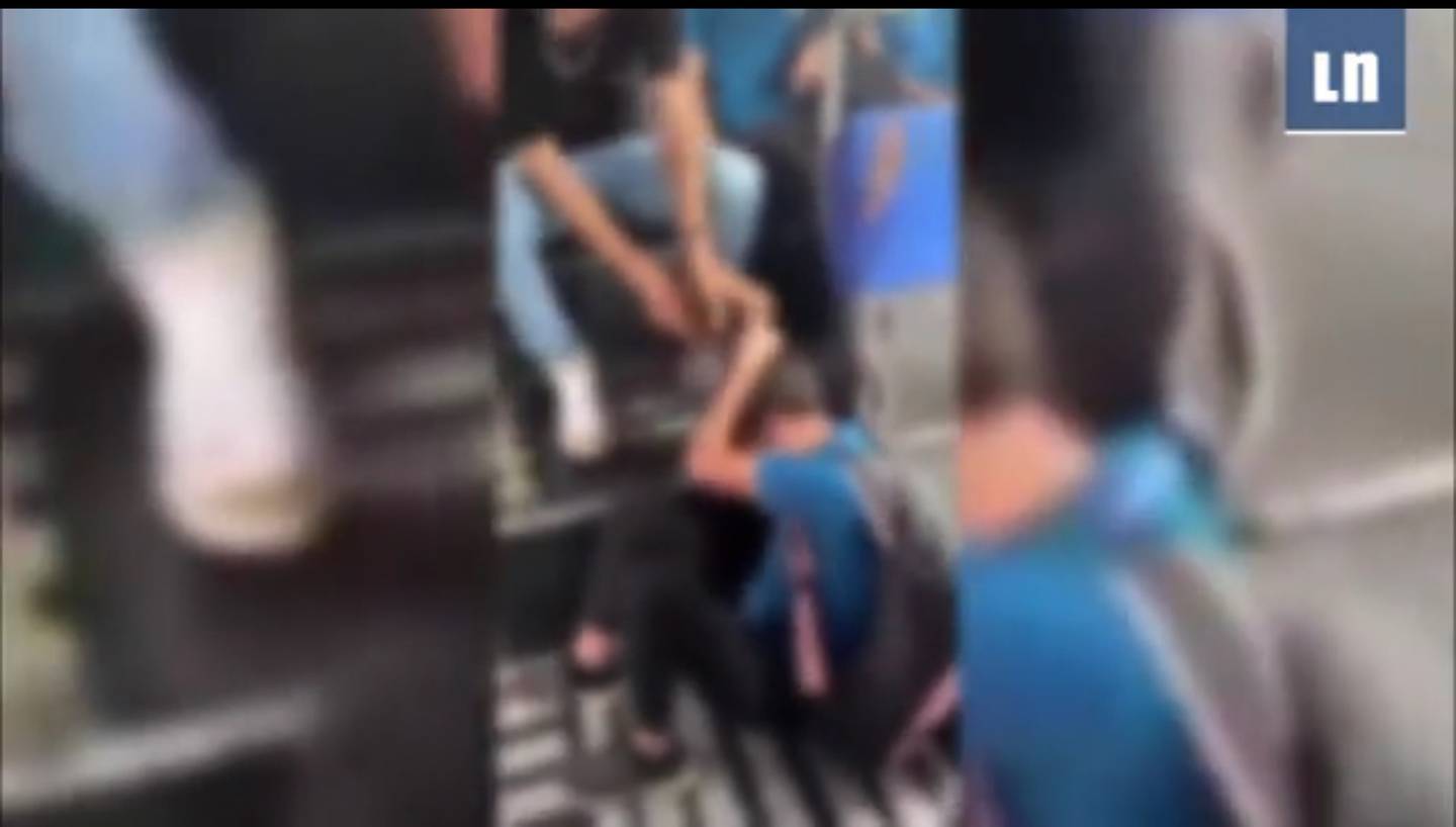 Captura de pantalla de video donde se observa una Adolescente siendo agredida en bus escolar de San Carlos