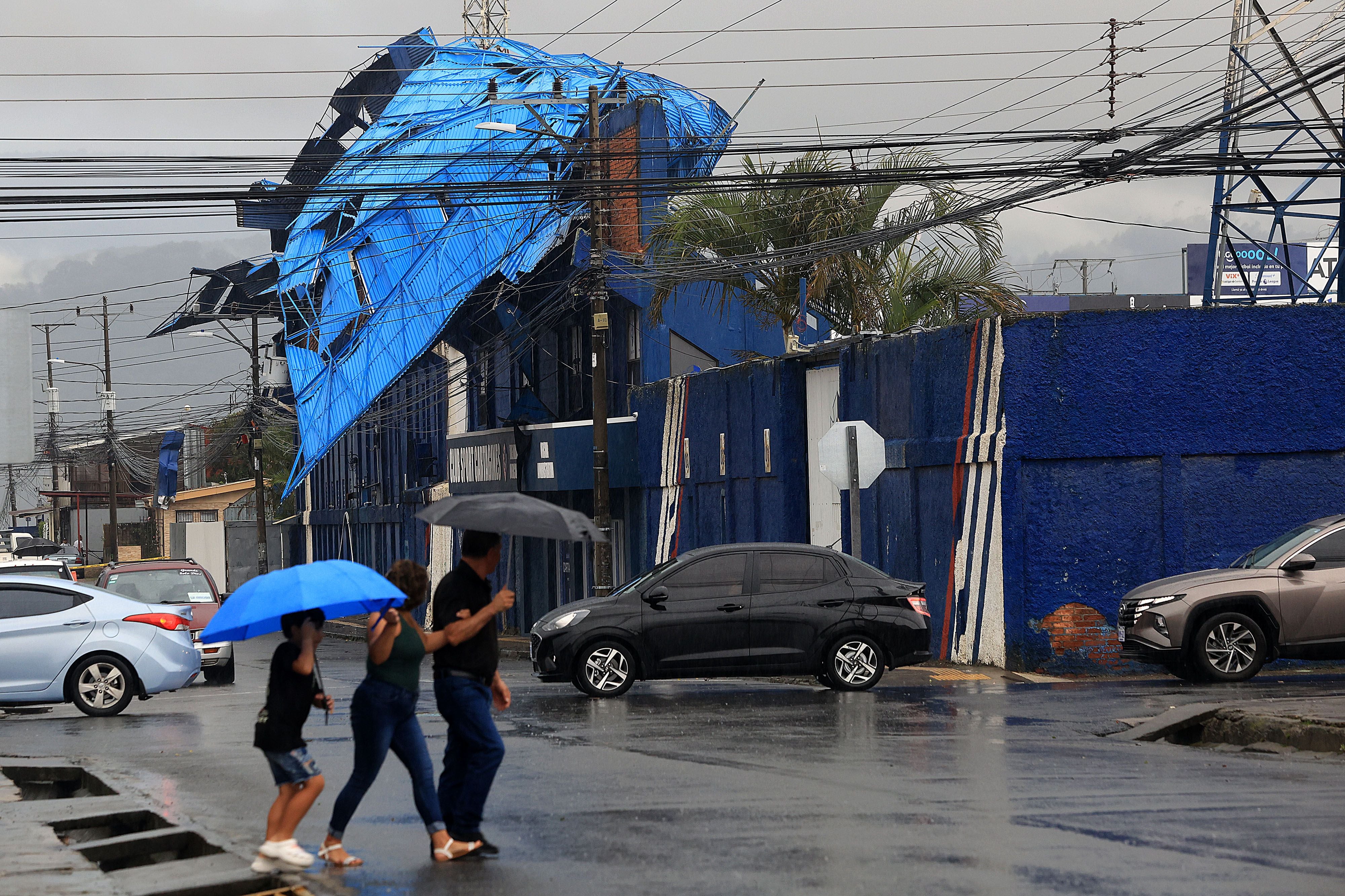 Así quedó el techo del estadio Fello Meza el 8 de junio, luego de que ráfagas descendentes de viento y fuertes lluvias azotaron Cartago. Foto: Rafael Pacheco Granados