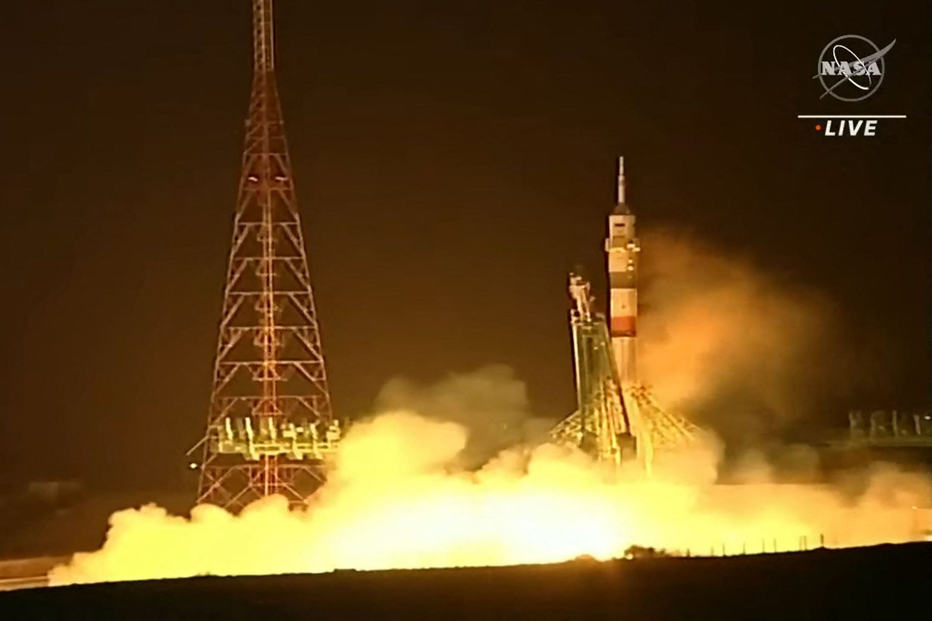 Una cápsula rusa Soyuz no tripulada despegó a principios del 24 de febrero , 2023 desde Kazajstán para que la Estación Espacial Internacional finalmente traiga a casa a tres astronautas cuyo vehículo de regreso fue dañado por un pequeño meteoroide.
