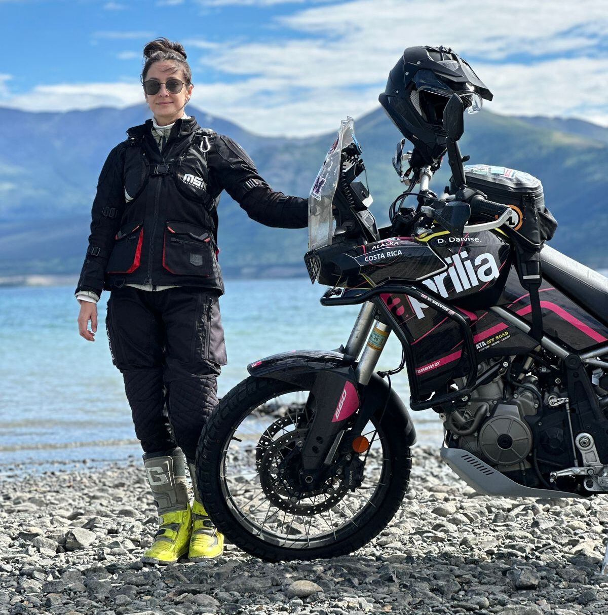 El modelo de la motocicleta de Dayhiana Dalvise es una Aprilia Tuareg 660, que se distingue por ser de color negro con rayas rosas. En sus redes sociales ha narrado el mantenimiento que le ha dado para que ruede a la perfección hasta Alaska.