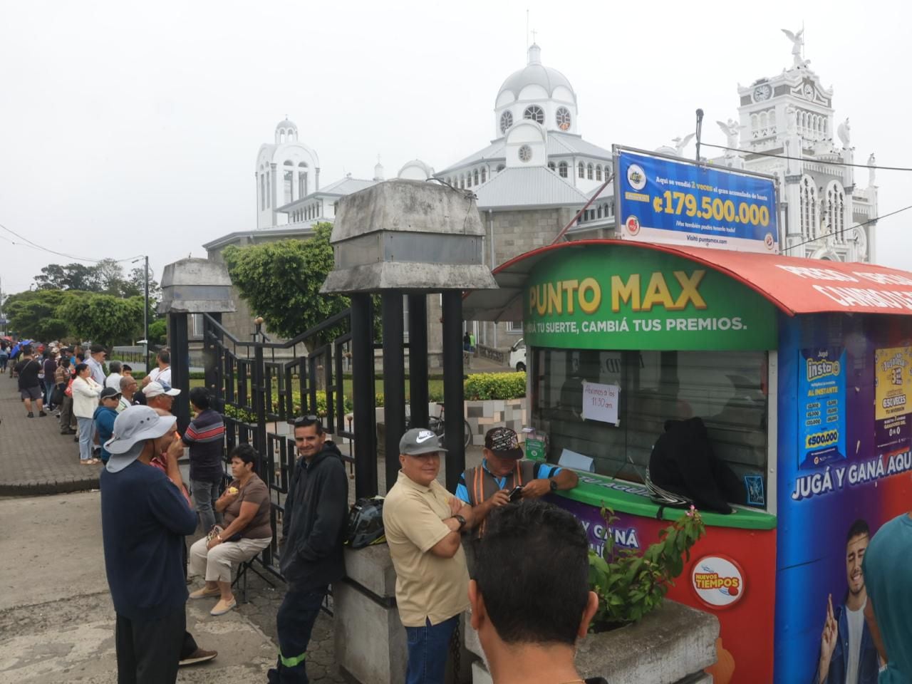 Los compradores de lotería se enfrentan a largas filas para adquirir las fracciones a precios oficiales en los puestos autorizados. Foto: Rafael Pacheco. 