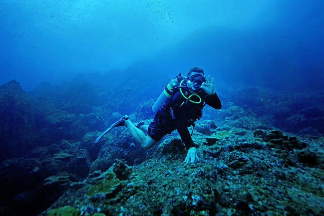 El periodista y editor de la 'Revista Dominical', Víctor Fernández, durante una de las inmersiones de buceo en la Isla del Coco. Foto: John Durán. 