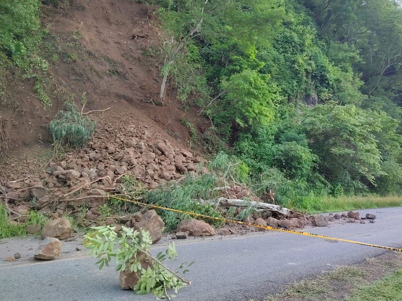 La Cruz Roja Costarricense desplegó unidades de atención al sitio y se está trabajando con embarcaciones para llegar, a través del lago Arenal, a la ubicación de estas personas. (Imagen con fines ilustrativos)