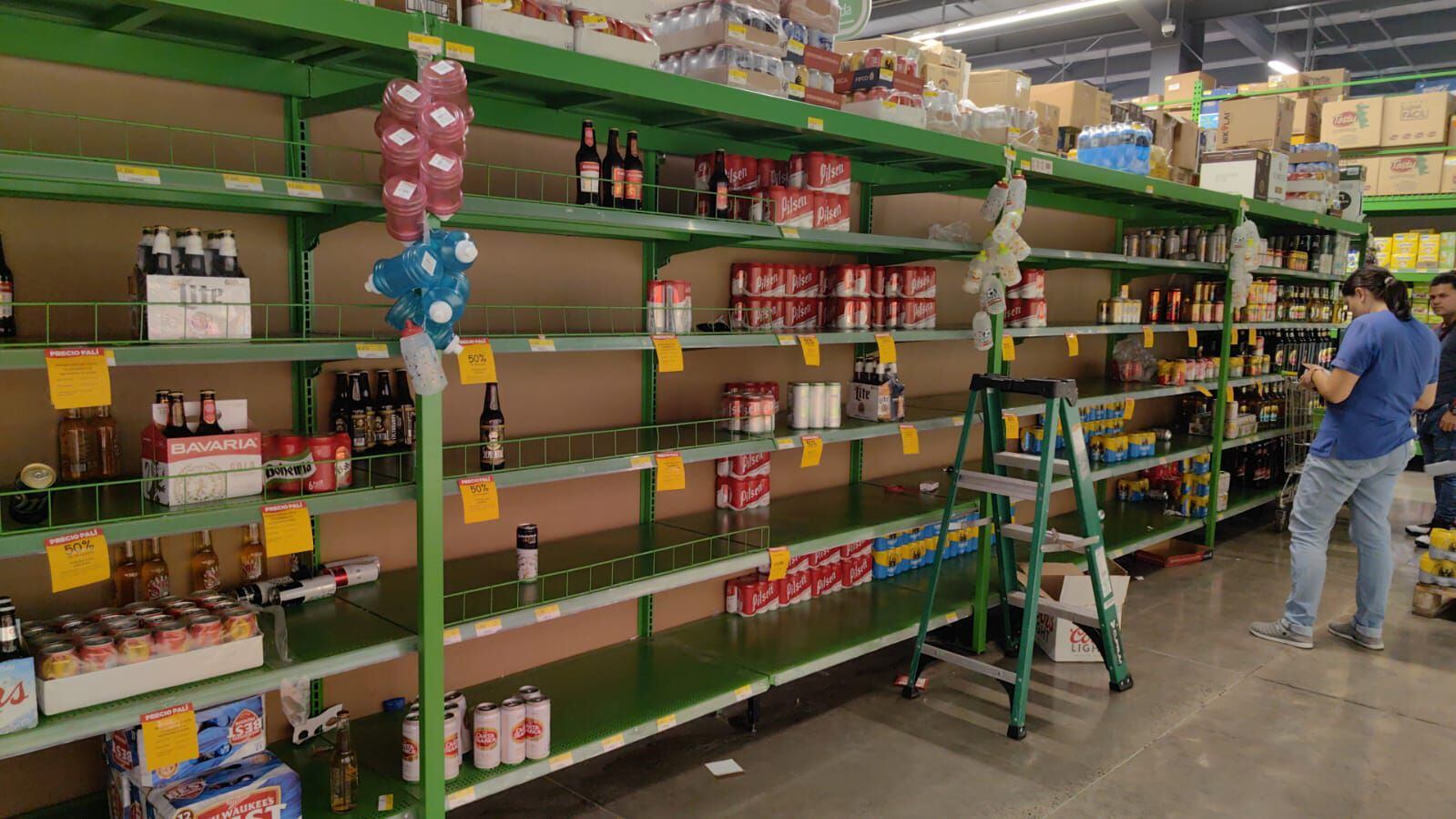 Tras las promociones de este fin de semana en la cerveza, los anaqueles de algunos supermercados de la cadena Walmart se vaciaron.