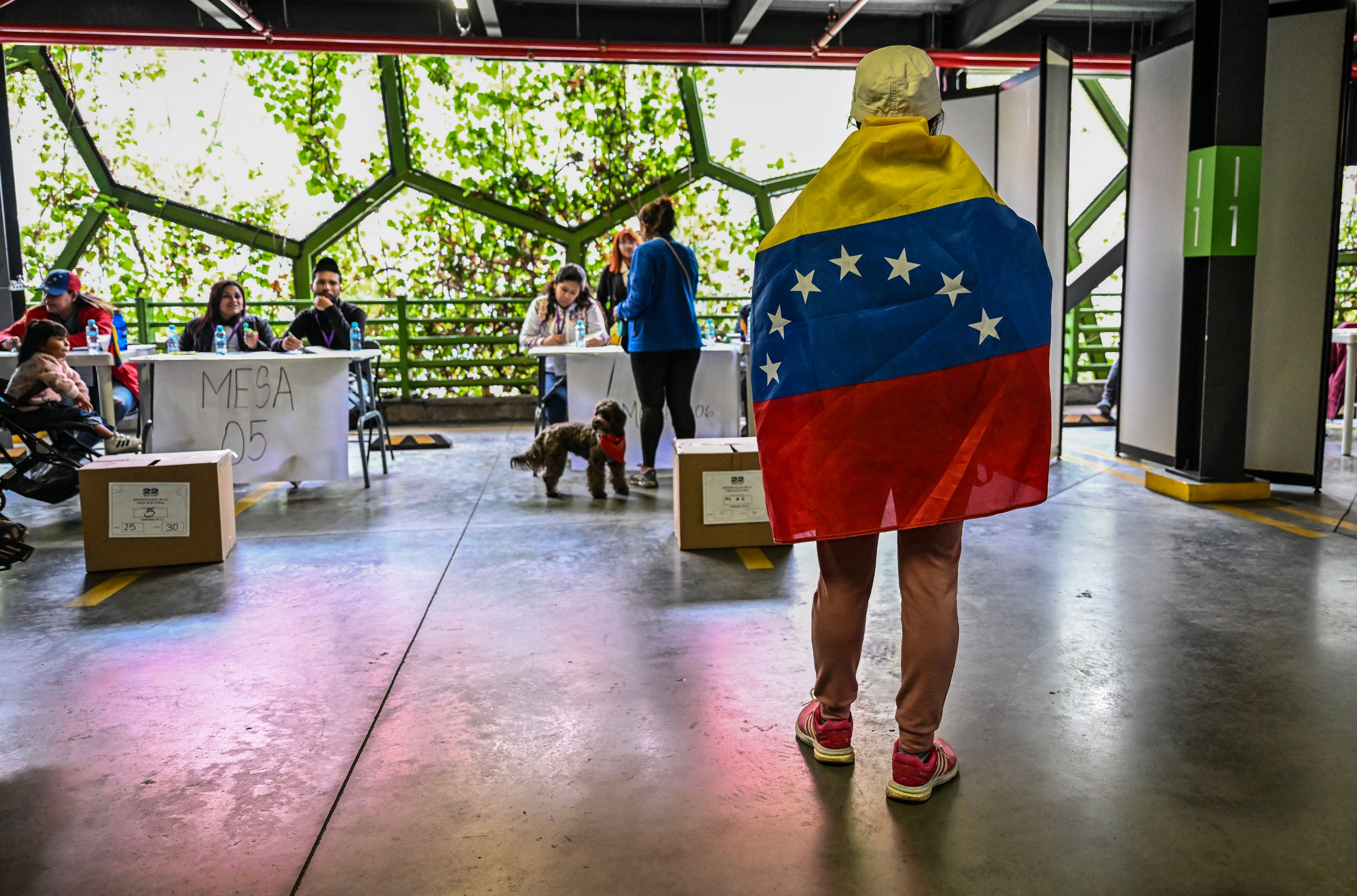Consulados venezolanos exigen visas de residente para la inscripción, medida criticada por la CIDH por su impacto en las elecciones presidenciales.