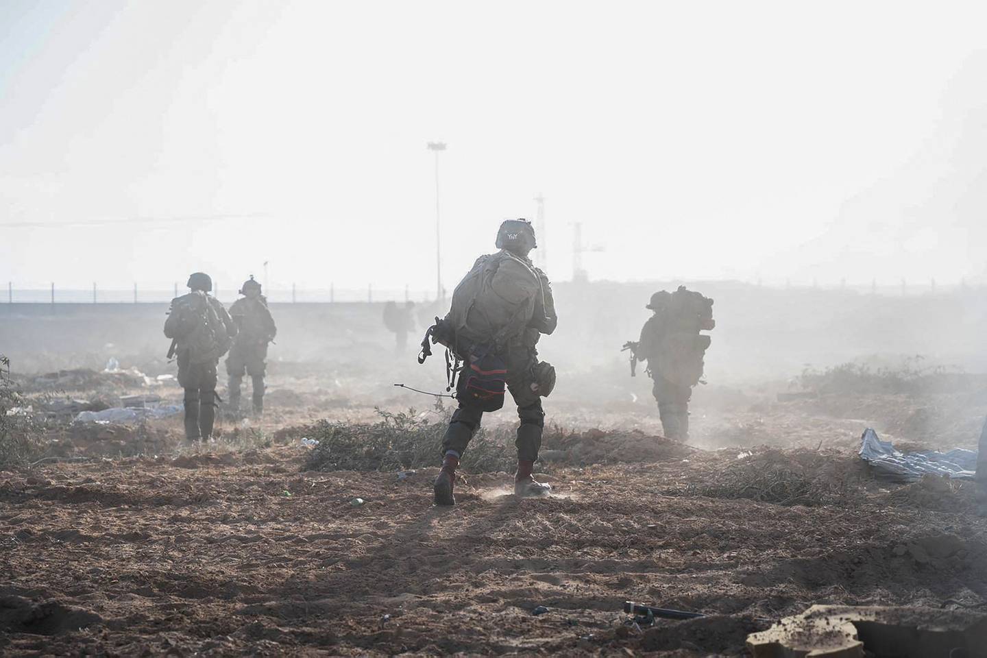 Esta fotografía publicada por el ejército israelí el 27 de mayo de 2024 muestra a soldados israelíes durante operaciones militares en la Franja de Gaza, en medio del conflicto en curso entre Israel y el grupo militante palestino Hamás.