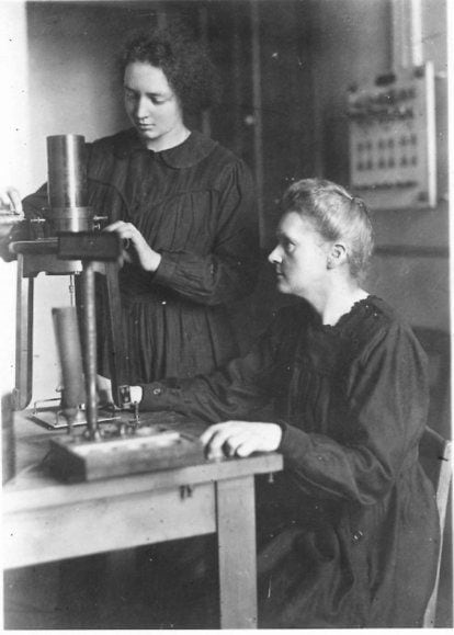 Marie Curie y su hija Irene en su laboratorio en 1921. Ellas son la única madre e hija que han obtenido premios Nobel. Marie obtuvo en 1903 el Nobel de Física y en 1911 el de Química. En 1935 Irene recibió el galardón de Química junto con su esposo Frederic Joliot. Fotografía: Fundación Curie Joliot-Curie