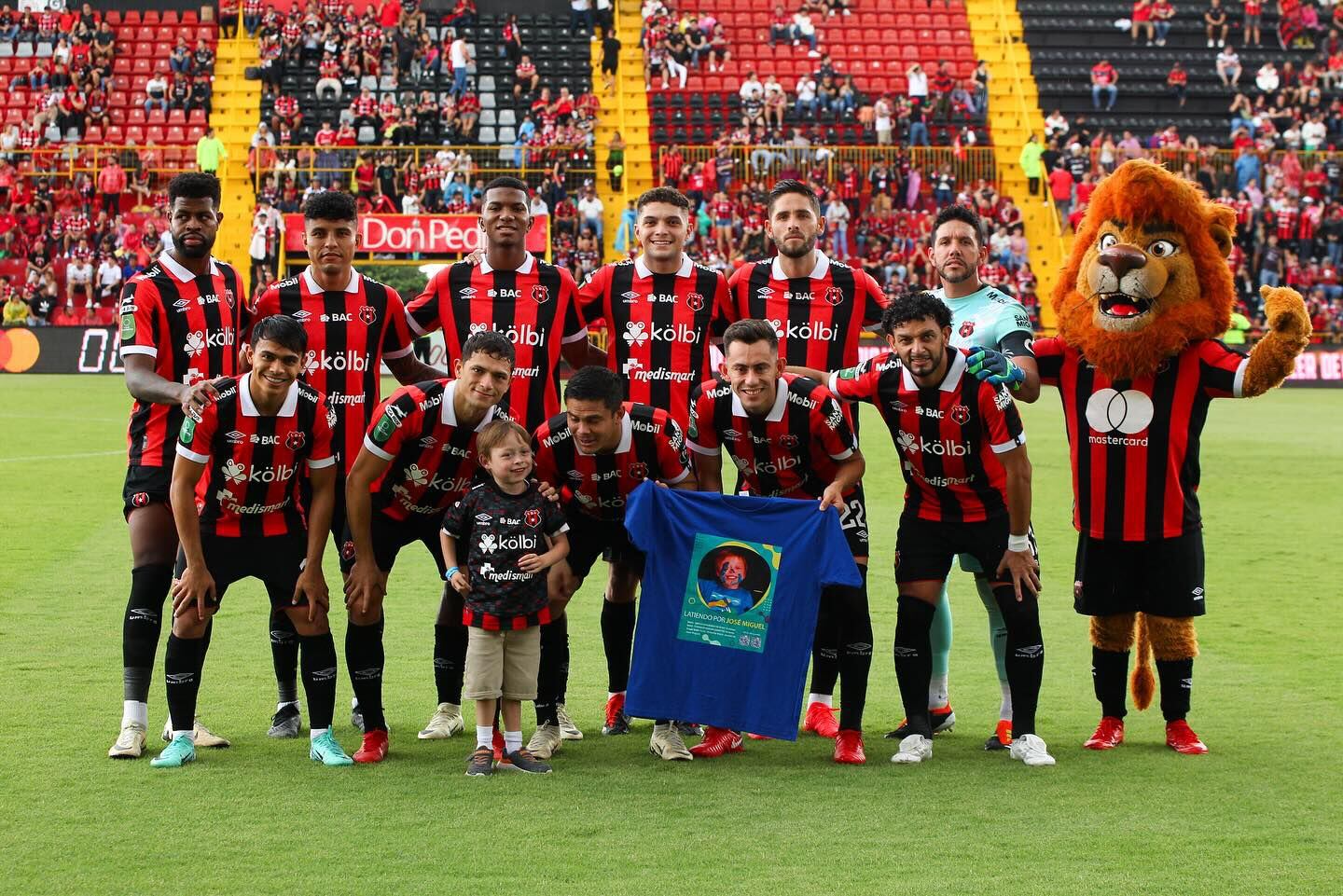 José Miguel Marín desfiló con los jugadores de Liga Deportiva Alajuelense el domingo anterior, antes del partido contra Guanacasteca. Este miércoles, se recaudarán fondos para él en el Estadio Alejandro Morera Soto.