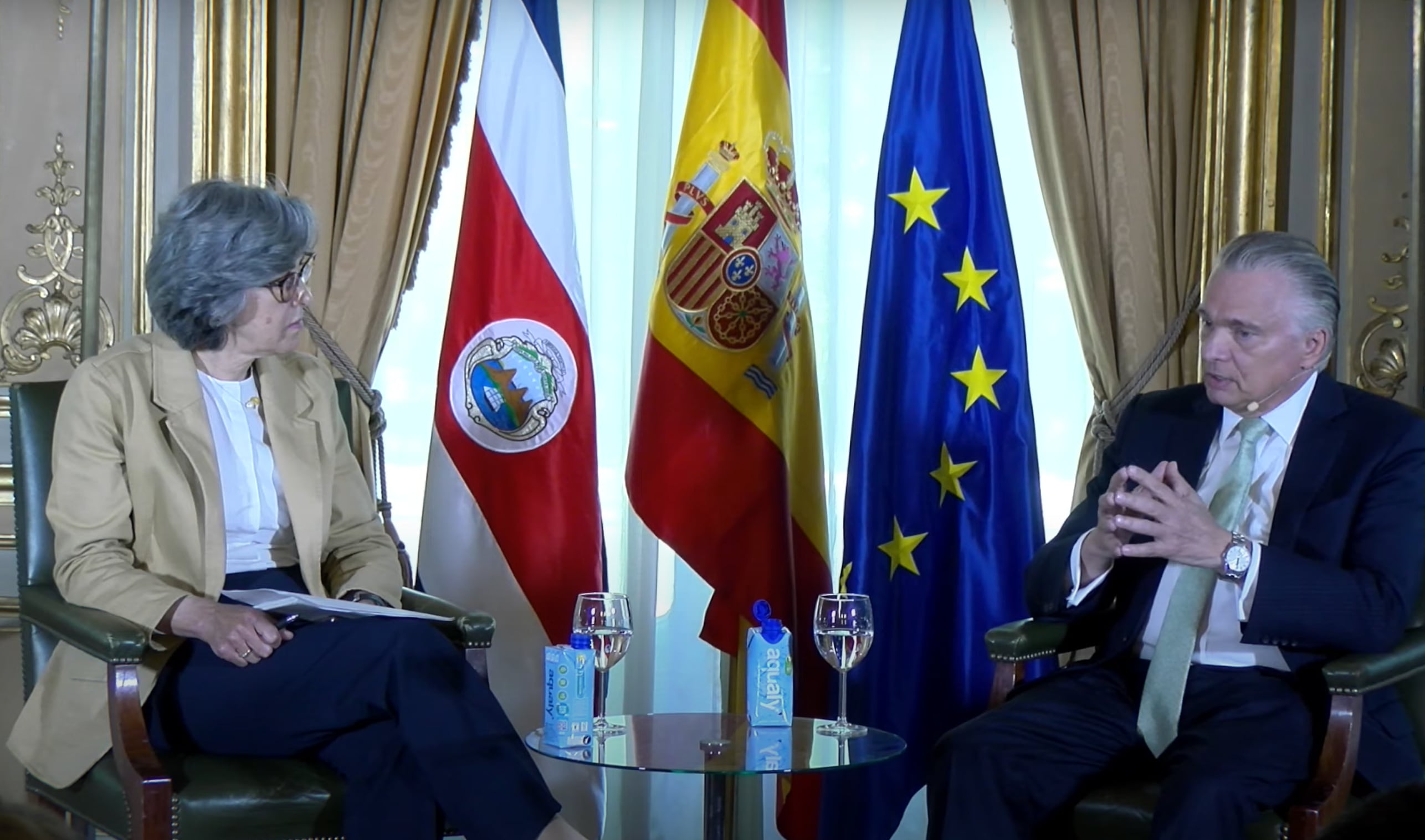 El canciller Arnoldo André Tinoco en una entrevista con Charo Gasta, directora internacional de la agencia EFE. El encuentro se dio en Casa América, en Madrid, el lunes 22 de abril. Captura de pantalla