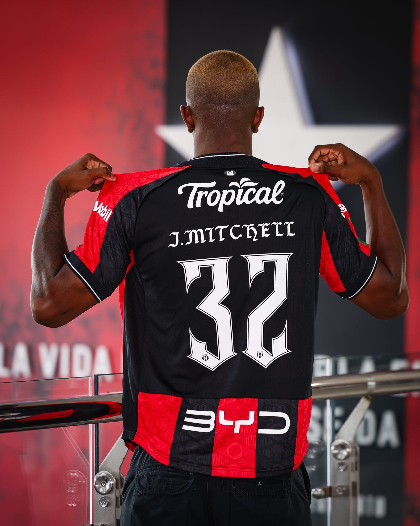 Liga Deportiva Alajuelense le tenía una camisa de regalo a Jeyland Mitchell.