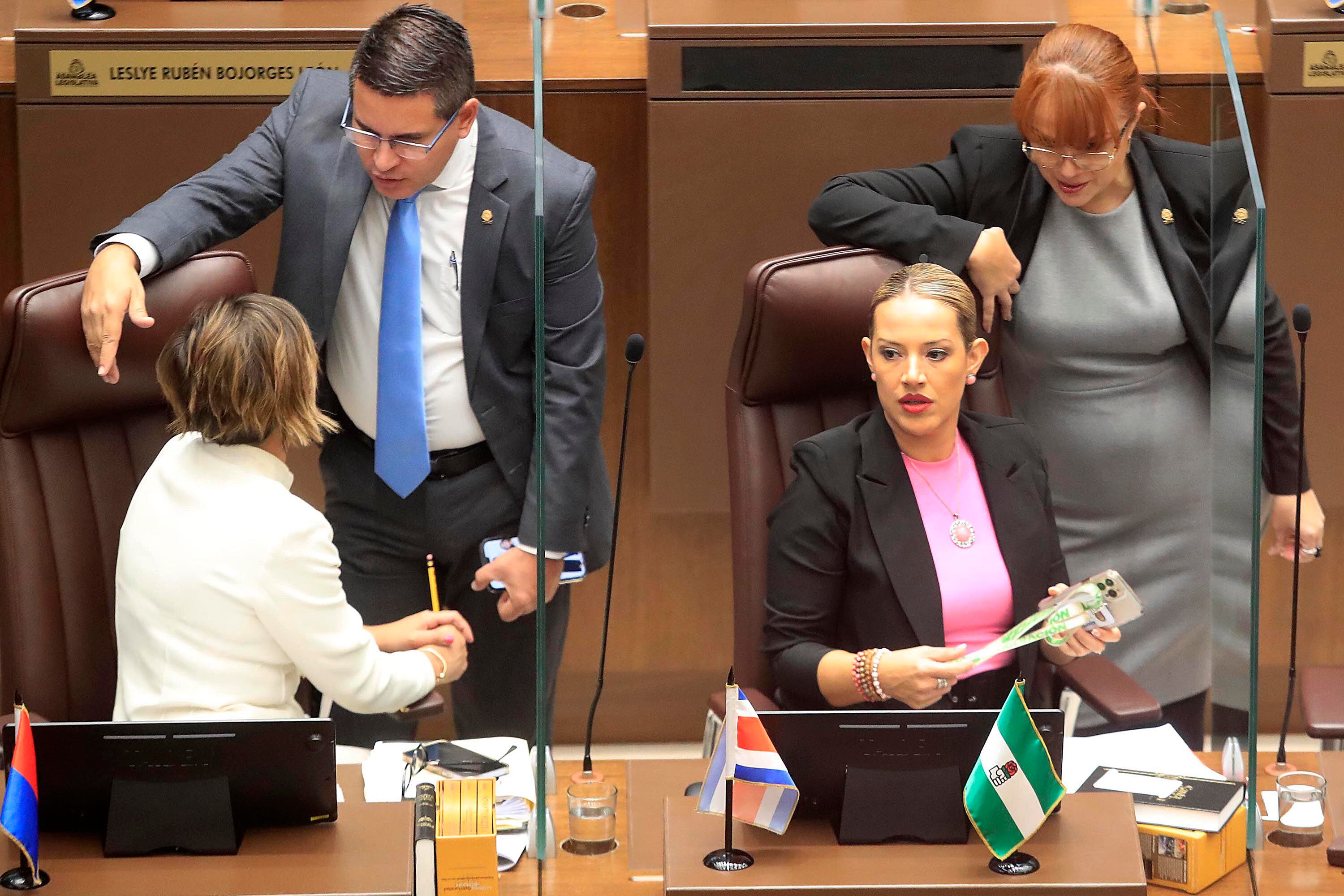 En imagen de archivo, los diputados Daniela Rojas (de espaldas), Fabricio Alvarado, Montserrat Ruiz y  Kattia Rivera (de pie), en el plenario legislativo. Foto: 