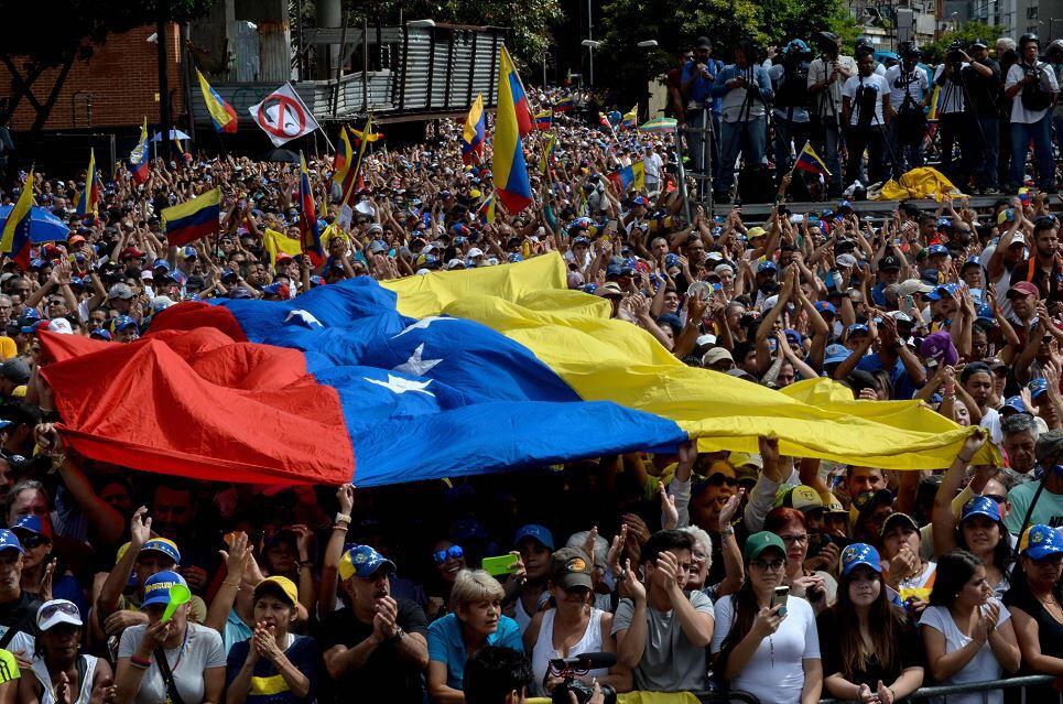 Primarias opositoras en Venezuela avanzan a pesar de obstáculos políticos