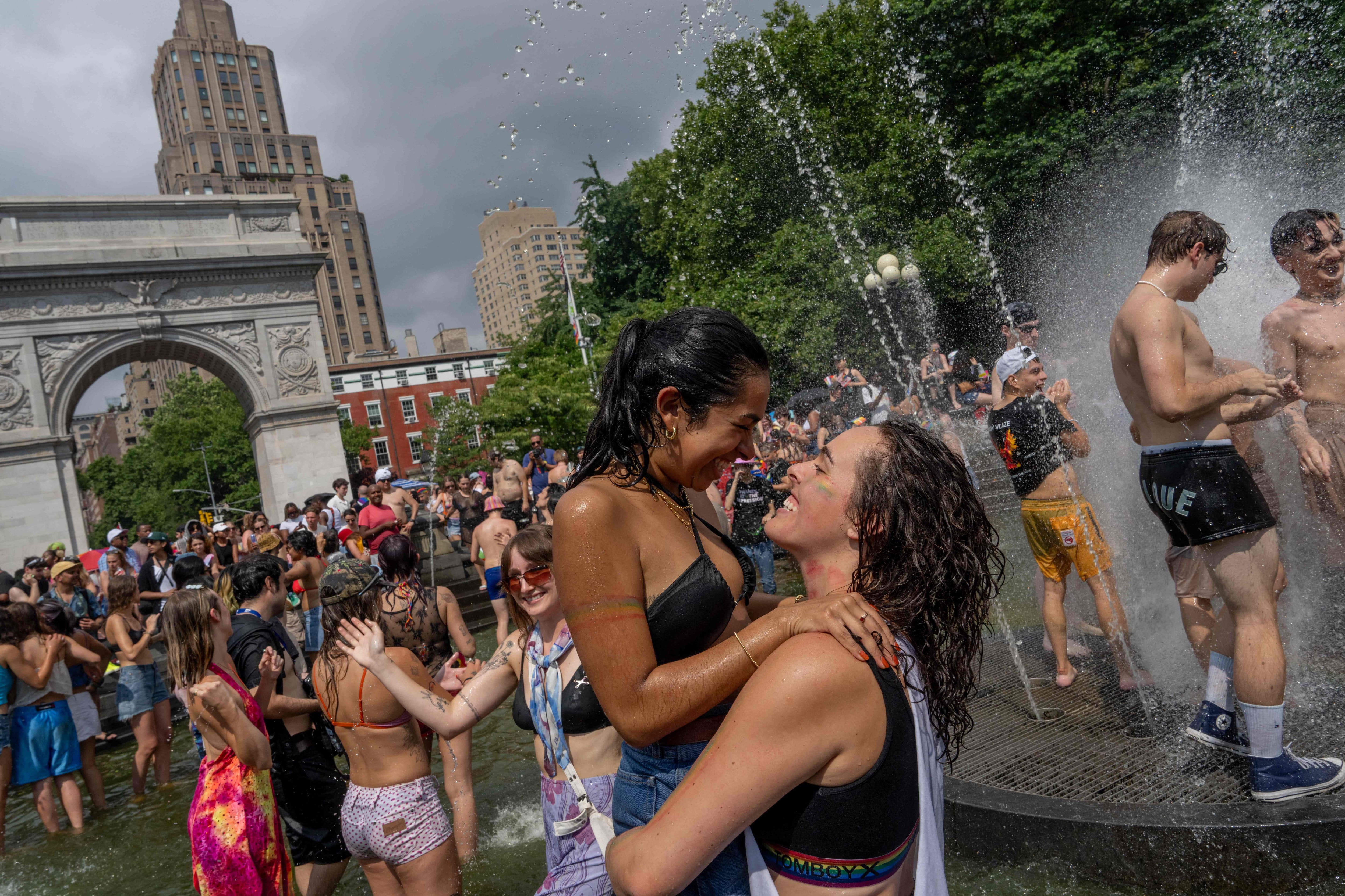 Participantes de la marcha Pride en Wasington Square Park, en Estados Unidos, se dieron un chapuzón en la fuente del lugar.

