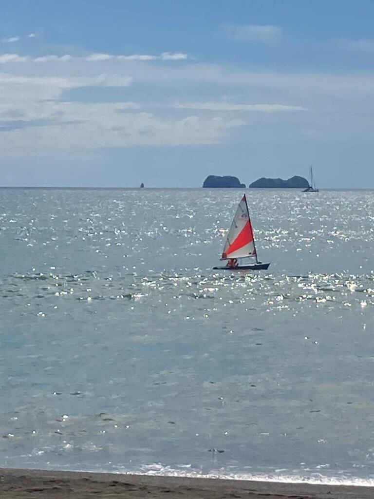 En playa Potrero de Santa Cruz, Guanacaste no llovió este martes y el tiempo prevalece soleado y caluroso. Foto: Cortesía de Marcela Cantero.
