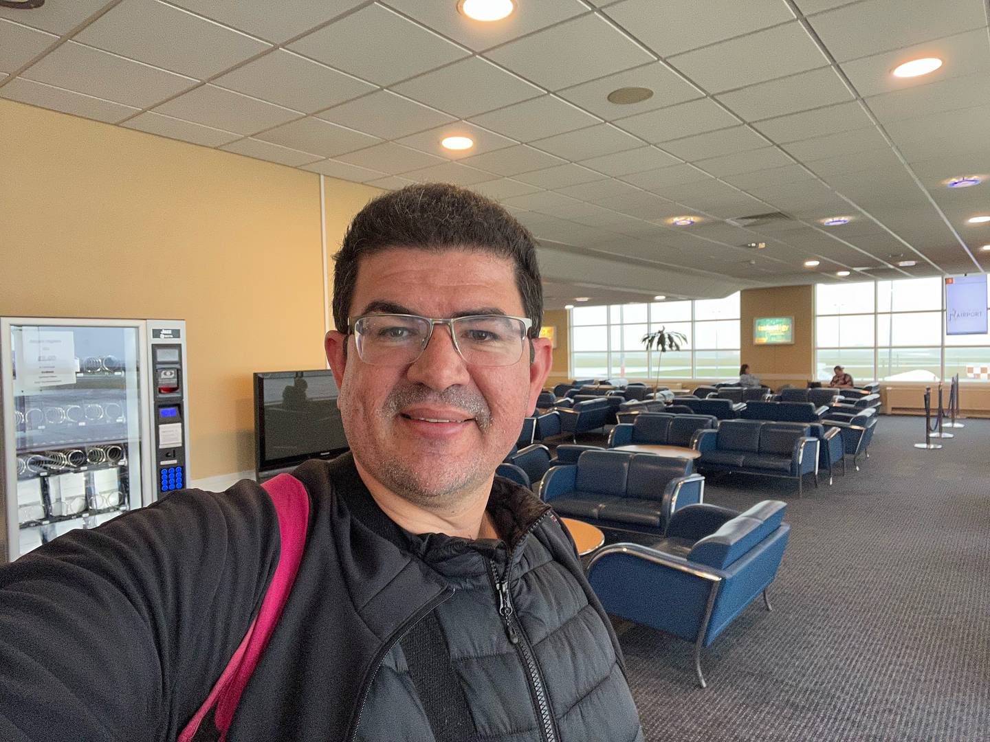 El periodista Jairo Villegas S. en el aeropuerto de Isla de Man.