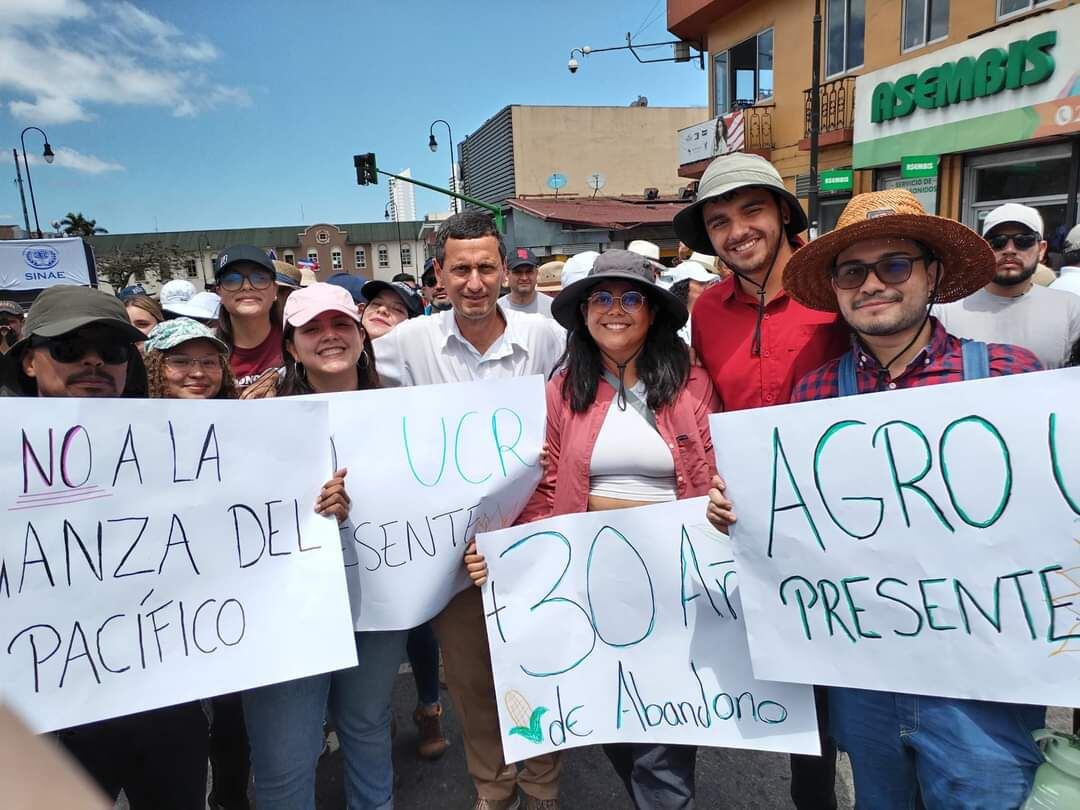 El rector de la UCR, Gustavo Gutiérrez, durante la marcha del sector agro junto con representantes de dicha universidad. Foto: Tomada de Facebook