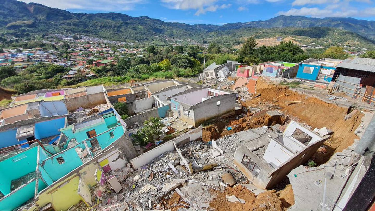 La zona que cedió ante el deslizamiento ocurrido en esa urbanización de San Miguel, Desamparados, coincidió con lo previsto un año antes en un estudio de la UCR. Foto. CNE.