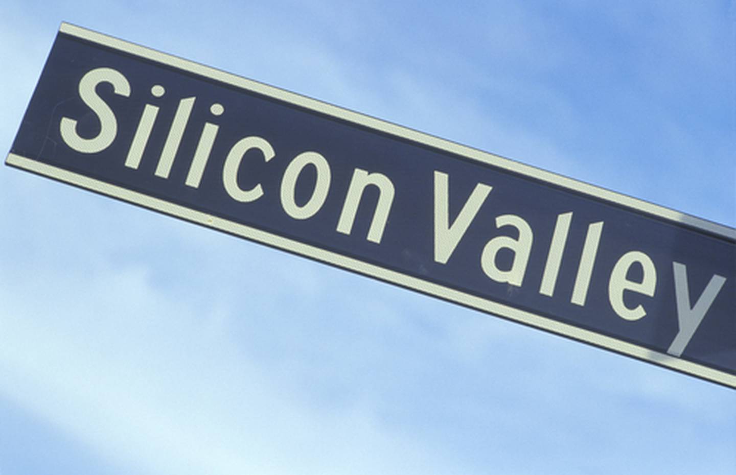 El multimillonario inversionista tecnológico Balaji Srinivasan se hizo una reputación como cruzado antigubernamental en el 2013, cuando dio un discurso acerca de Silicon Valley como la “salida final” de los Estados Unidos, al que llamó la “Microsoft de las naciones”.