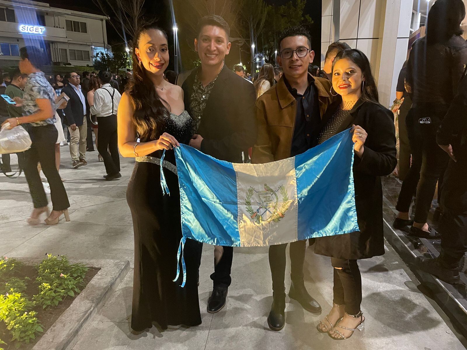 Cuatro jóvenes guatemaltecos viajaron desde su país para apoyar a su representante en el concurso. Afirman que esta es la primera vez que van a un Miss Universo y han vivido con gran ilusión el certamen. 