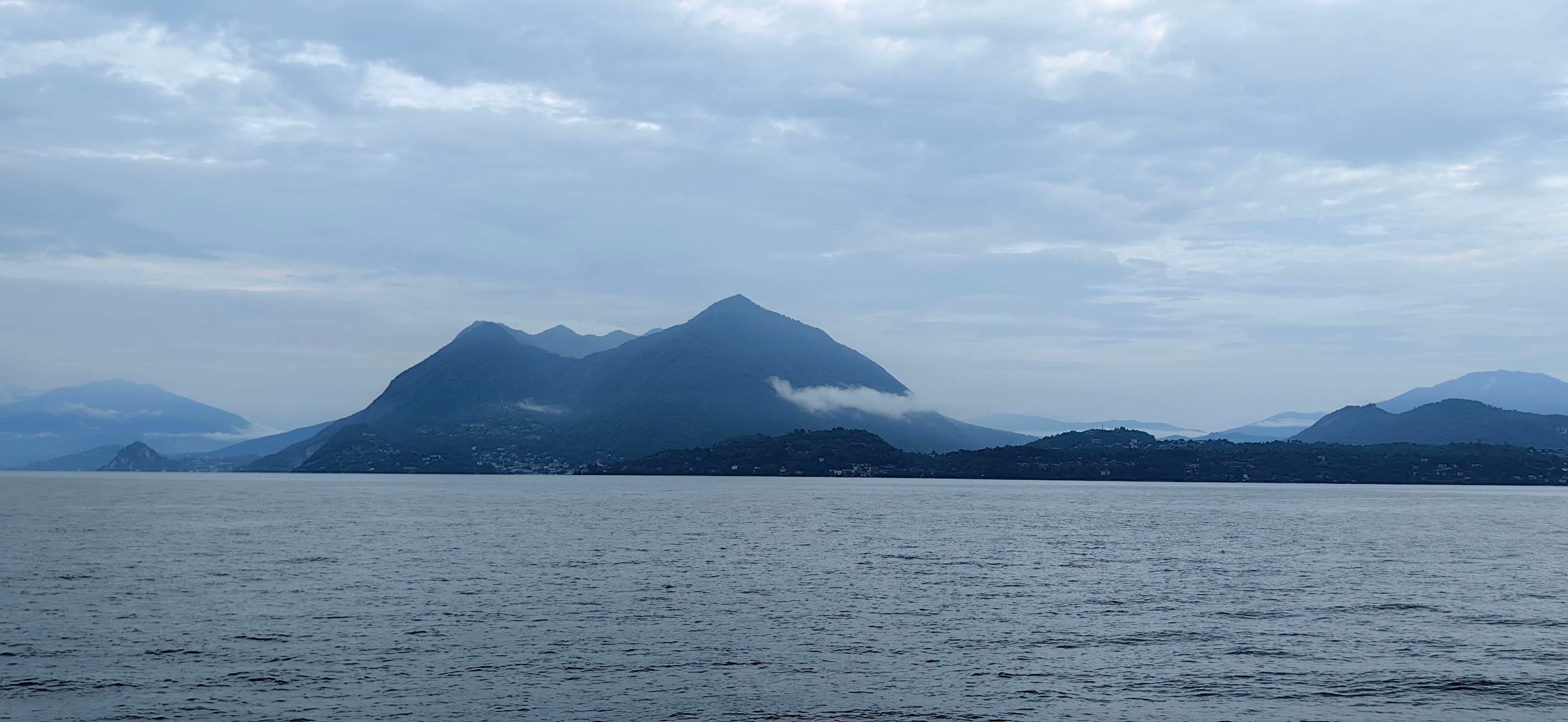 Las orillas del Lago Maggiore son sitio de descanso no solo para italianos, sino también para suizos y alemanes, quienes llegan después de manejar unas pocas horas. 