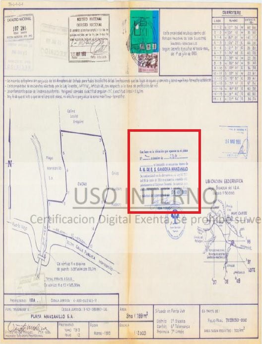 Plano de inscripción de una de las propiedades de Playa Manzanillo S. A., donde consta que, en abril de 1993, se le colocó un sello que dice que se inscribió dentro del refugio Gandoca-Manzanillo. Foto: Reproducción