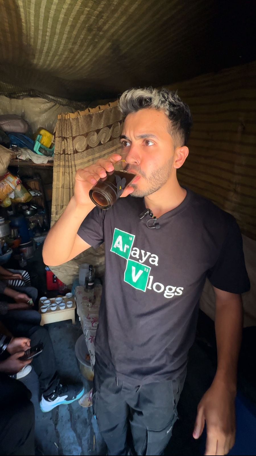 El costarricense Araya Vlogs probó una cerveza casera en Etiopía. Foto: Araya Vlogs para LN.