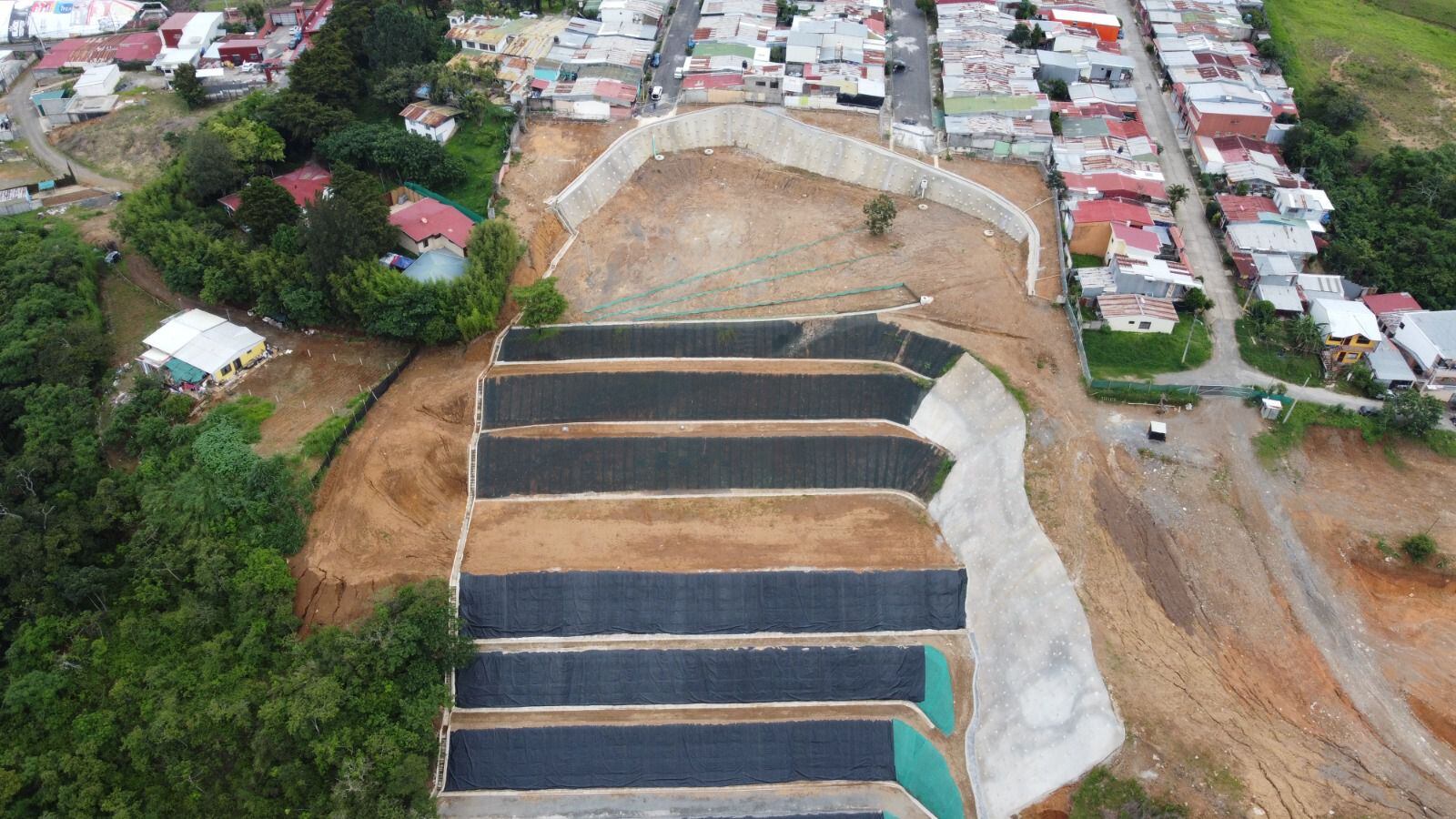 Anclajes, terrazas, muros y un sistema nuevo de aguas pluviales devuelven la paz a decenas de familias, que viven en una urbanización de 100 casas, en Desamparados. Foto: CNE