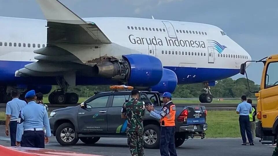 El Boeing 747-400 de la aerolínea Garuda Indonesia realizó un aterrizaje de emergencia en la ciudad de Makassar el miércoles 15 de mayo, tras incendiarse uno de sus motores.