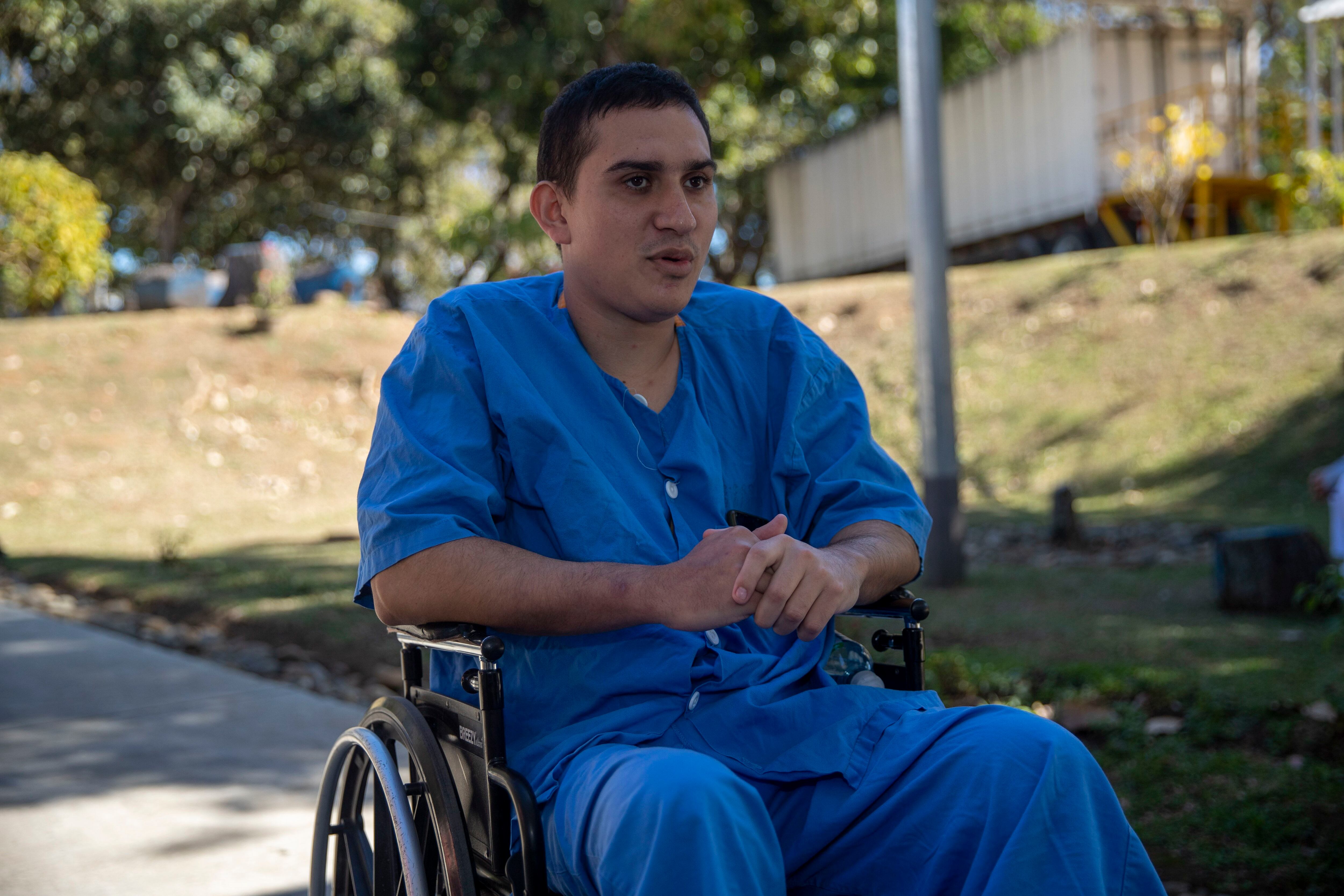 Luis Diego Jiménez tiene 28 años. Sufrió un accidente de tránsito en motocicleta que le fracturó una de las vértebras y lo dejó sin movimiento y sensibilidad en las piernas. Es ingeniero en sistemas y vive en Guápiles.