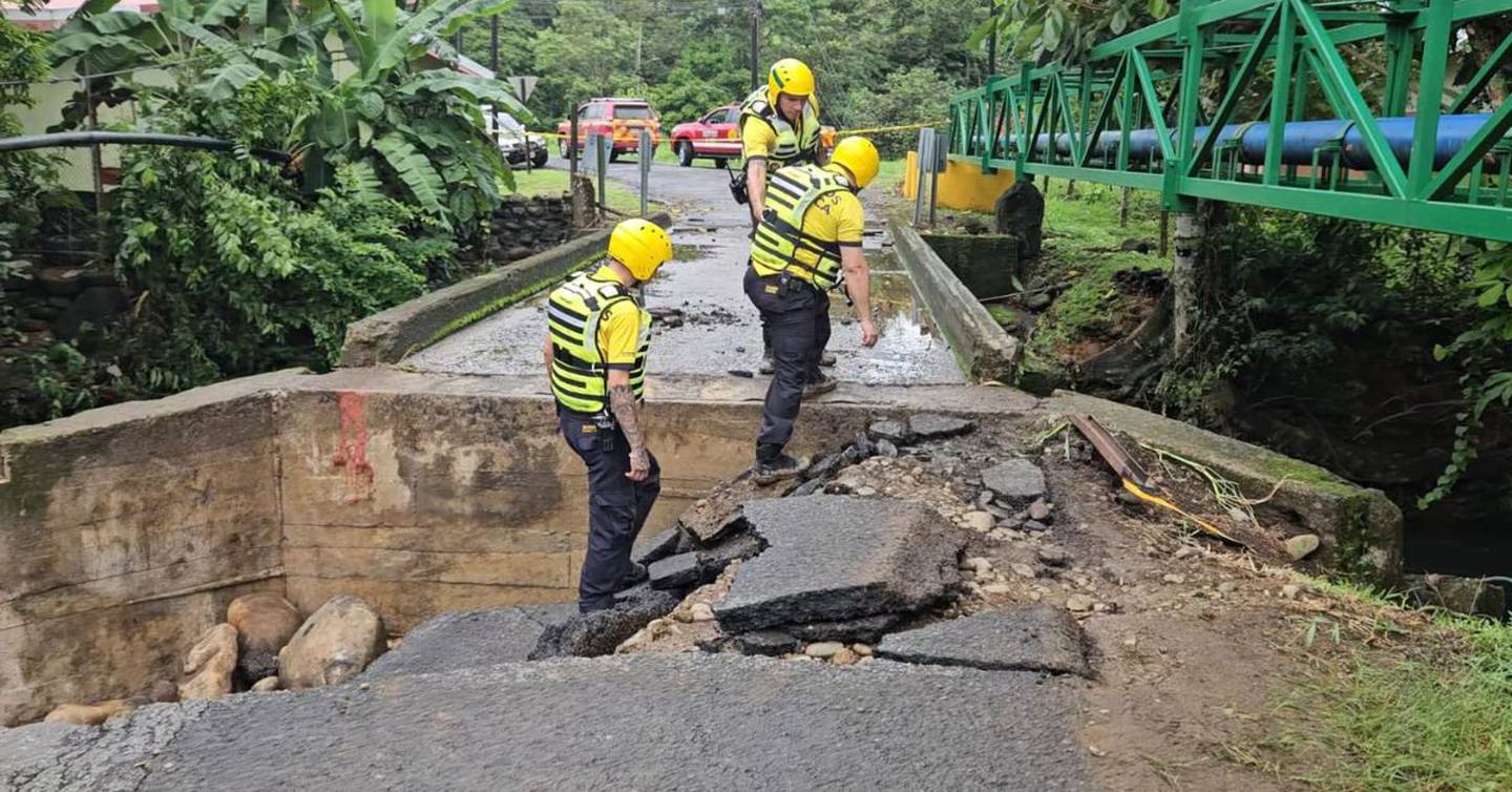 El puente sobre Quebrada Grande, ubicado en Santa Rosa de La Palmera, quedó cerrado tras las afectaciones de la onda tropical 18. (Foto: suministrada por Edgar Chinchilla, corresponsal GN)