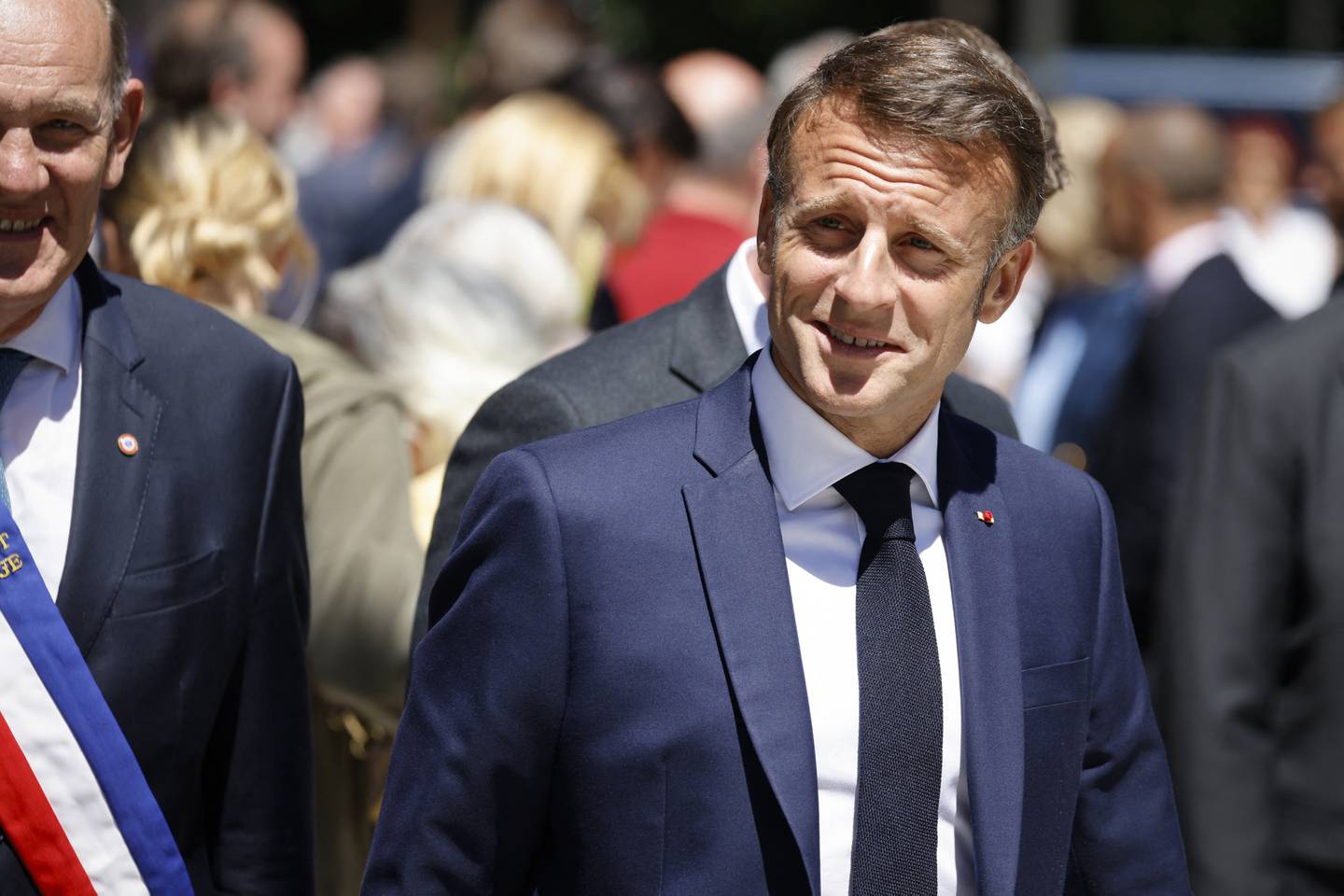 Francia amaneció conmocionada por el adelanto de los comicios previstos en 2027 al 30 de junio y 7 de julio próximos, tras la victoria del partido de extrema derecha Agrupación Nacional (RN) con un 31,37% de votos en las europeas, uno de los mejores resultados de su historia. Foto: AFP