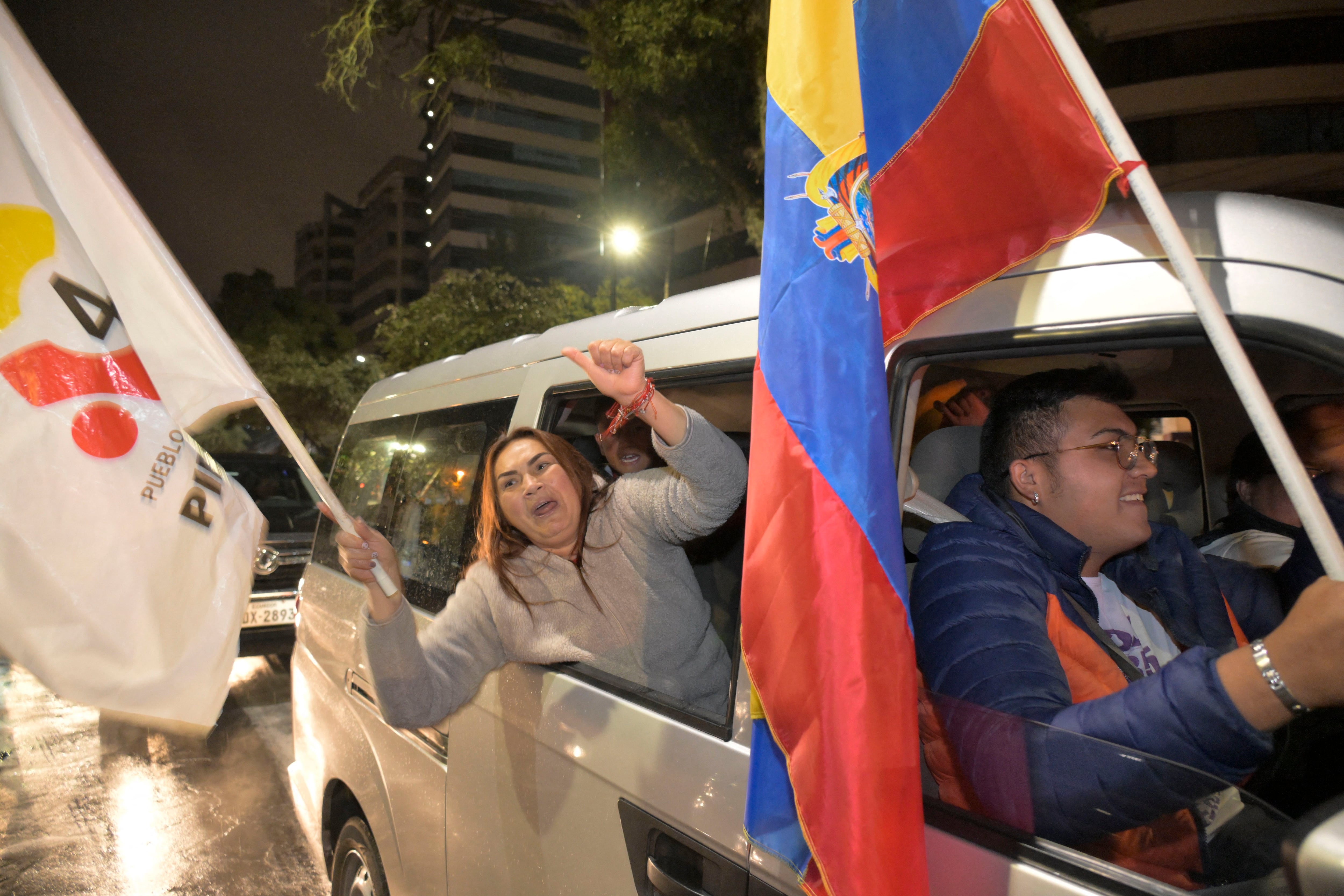 Los partidarios del candidato presidencial de Ecuador por el Partido Acción Democrática Nacional, Daniel Noboa, celebran los resultados