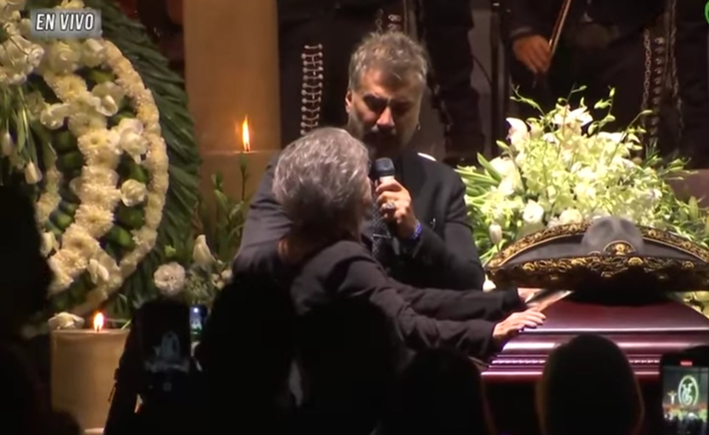 Alejandro Fernández le cantó a su padre Vicente en su funeral | La Nación