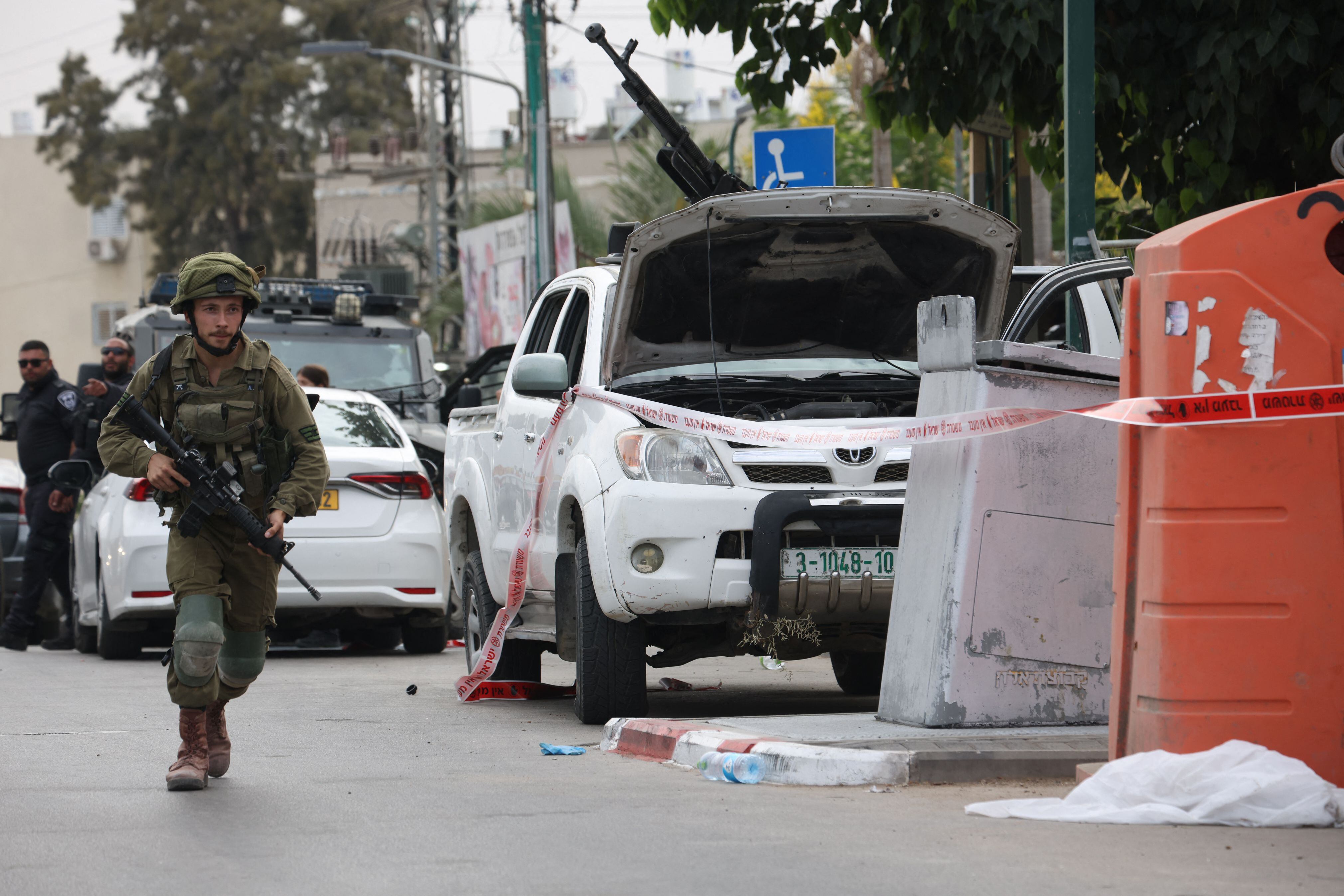 Un soldado israelí hace guardia junto a una camioneta montada con una ametralladora, en la ciudad sureña de Sderot. Foto: Oren ZIV / AFP