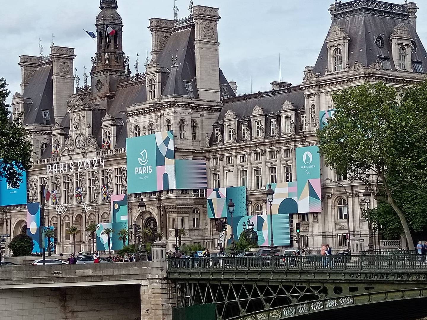 El ayuntamiento de París se viste con los colores y logos de París 2024.