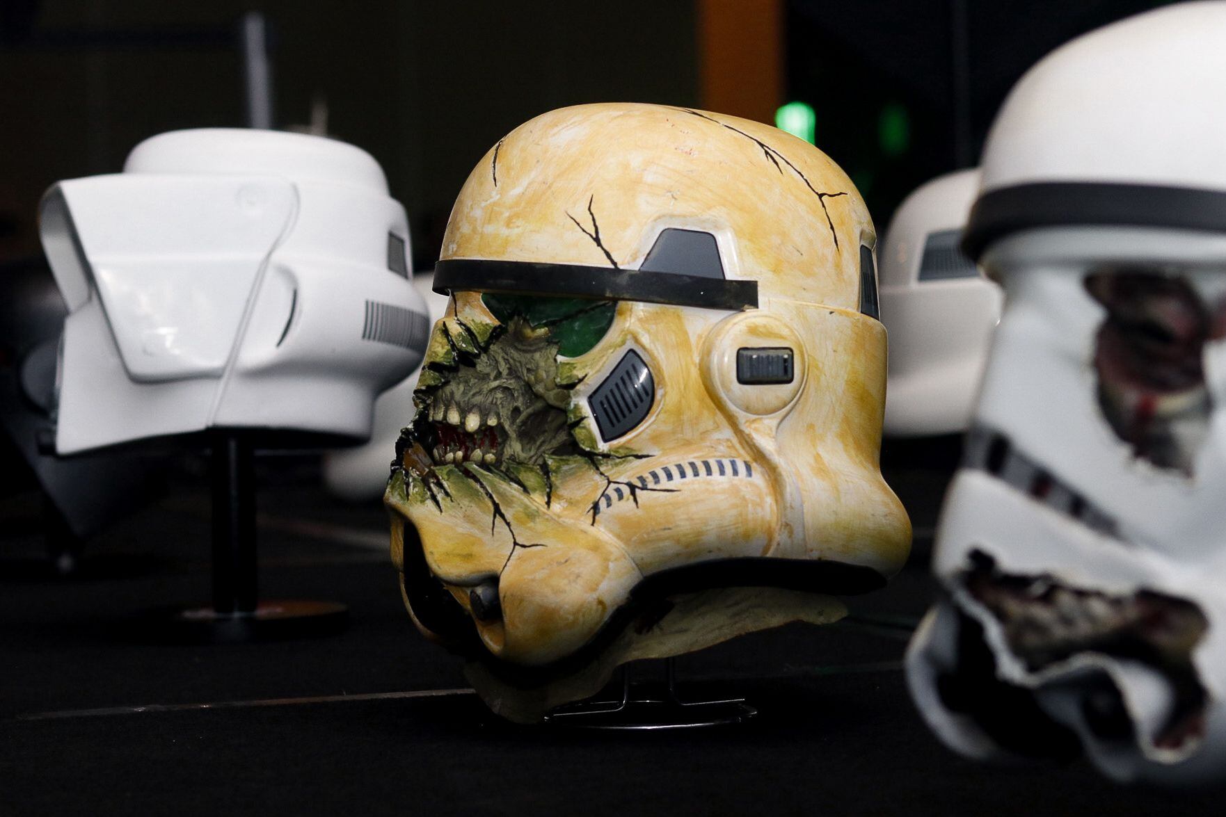 Los cascos de los Stormtroopers hacen referencia a la gran mayoría de las películas de 'Star Wars'. La primera de ellas se publicó en 1977 y continúa ganando seguidores a lo largo del mundo.