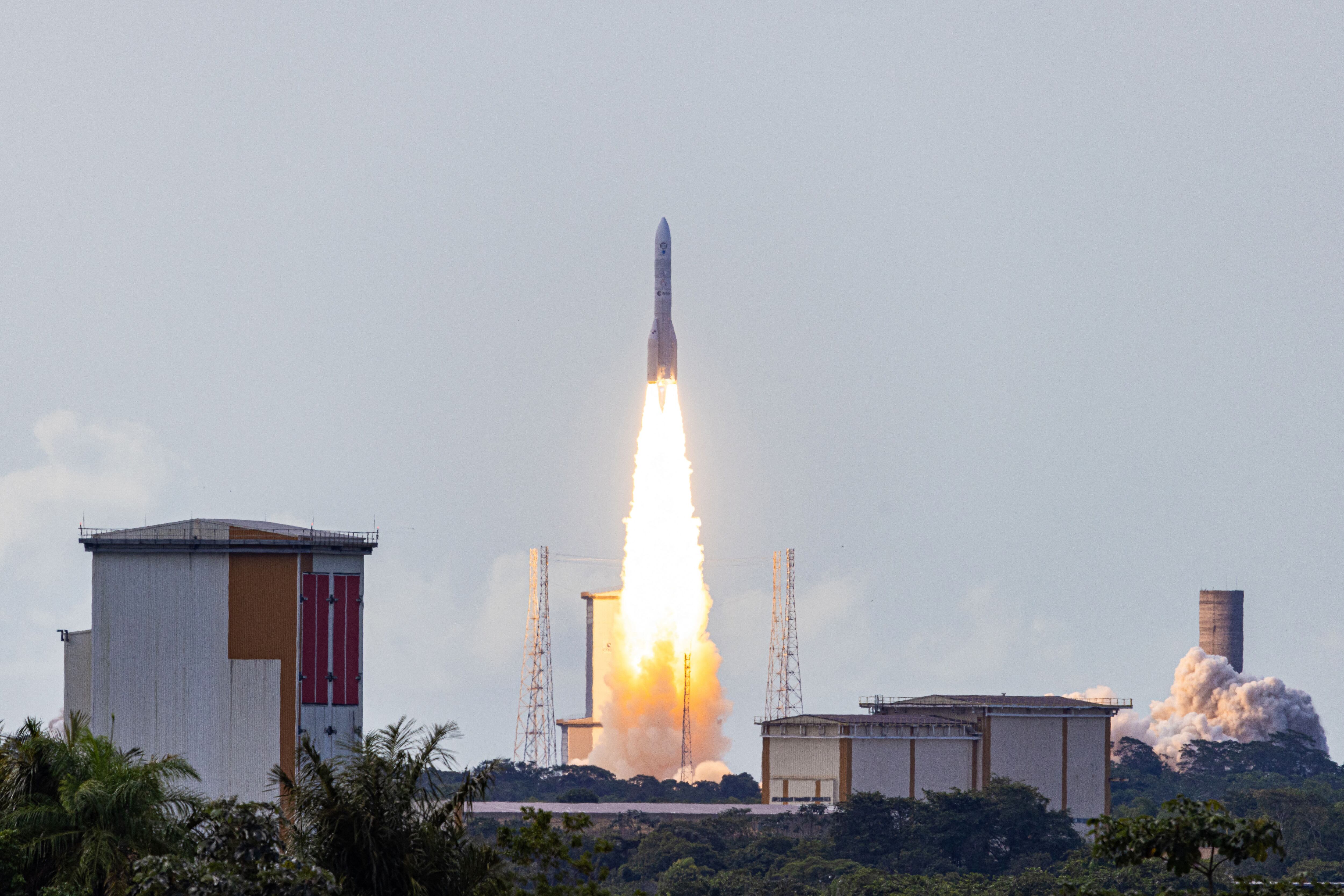 El Ariane 6 despegó con éxito en su primera misión desde la Guayana Francesa, transportando 15 microsatélites y experimentos diversos.