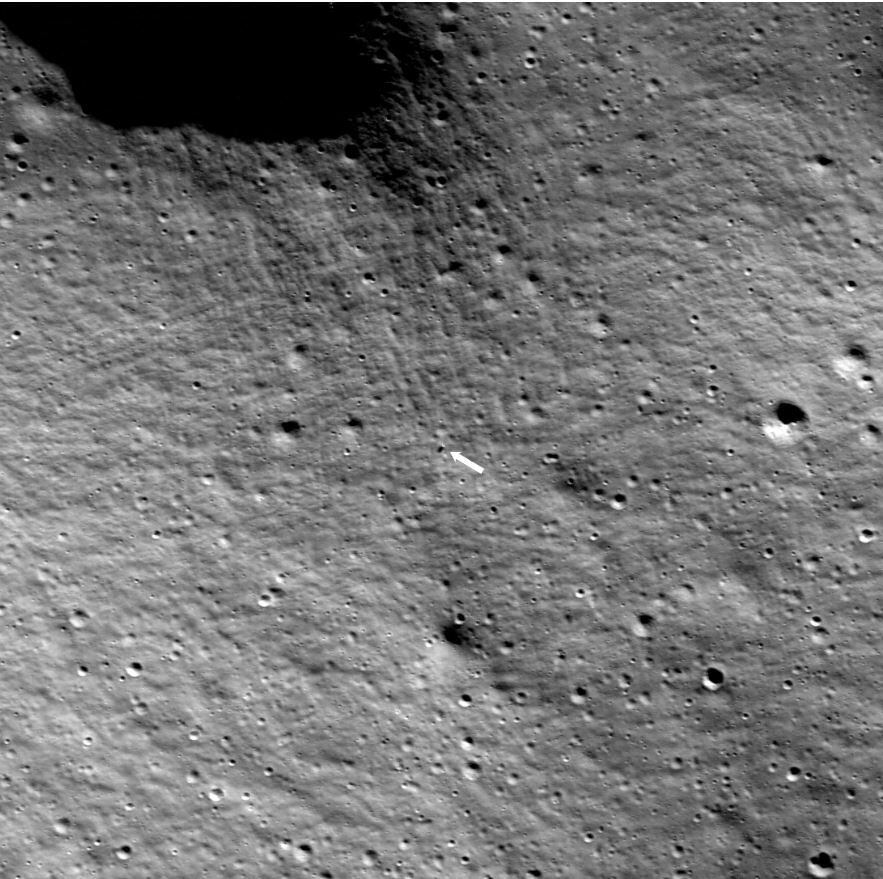 Esta imagen, muestra al Lunar Reconnaissance Orbiter de la NASA capturando esta imagen del módulo de aterrizaje Nova-C de Intuitive Machines, llamado Odysseus, en la superficie de la Luna. 